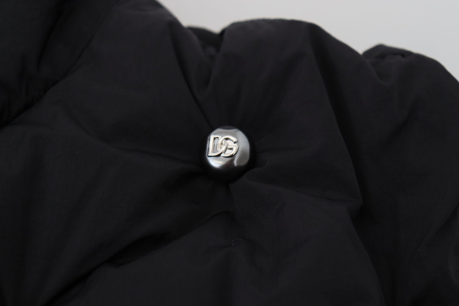 Schwarze ärmellose DG-Jacke mit Metallverzierung