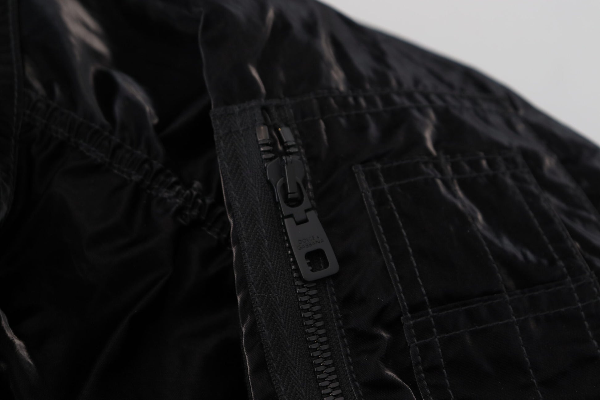 Schwarze Bomberjacke aus Nylon mit Kapuze und durchgehendem Reißverschluss