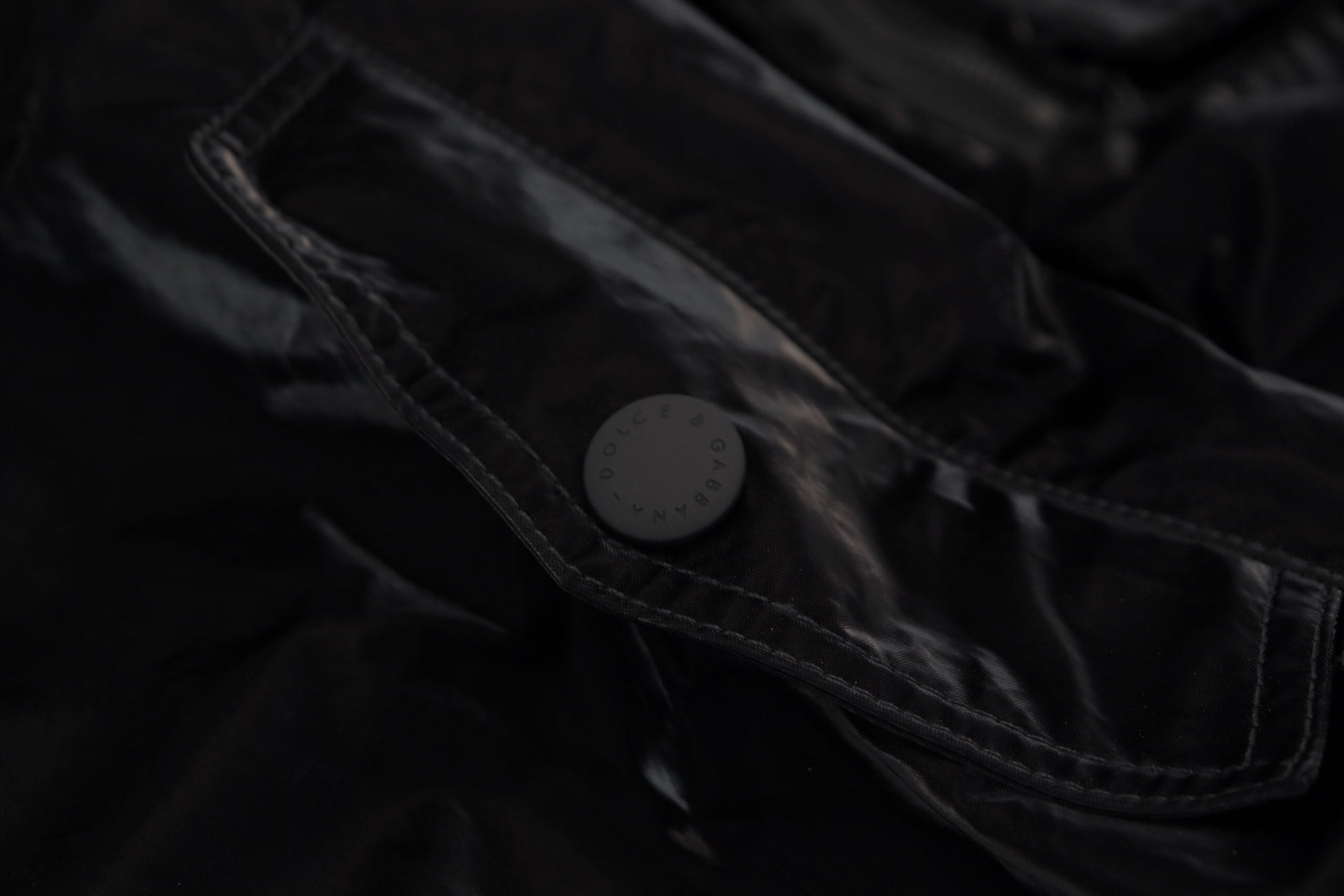 Schwarze Bomberjacke aus Nylon mit Kapuze und durchgehendem Reißverschluss