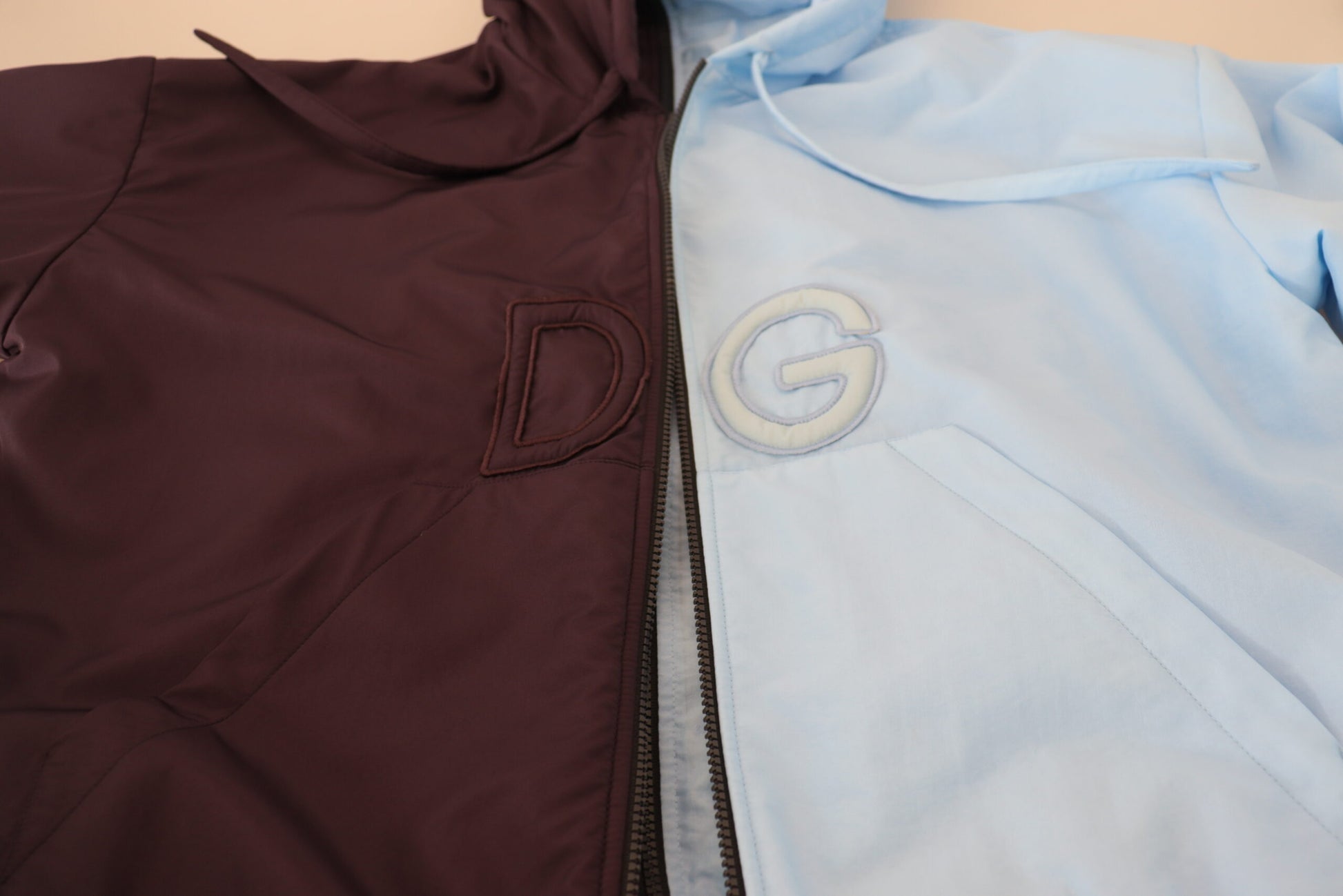 Schwarz-Blaue DG-Herrenjacke mit durchgehendem Reißverschluss und Kapuze