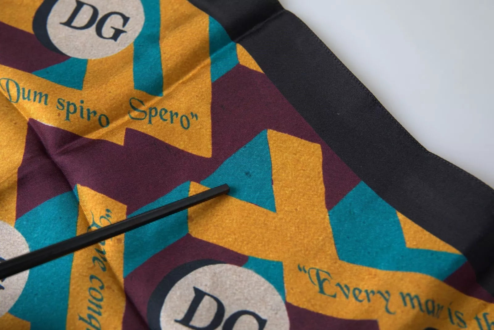 Mehrfarbig bedruckter quadratischer Taschentuchschal