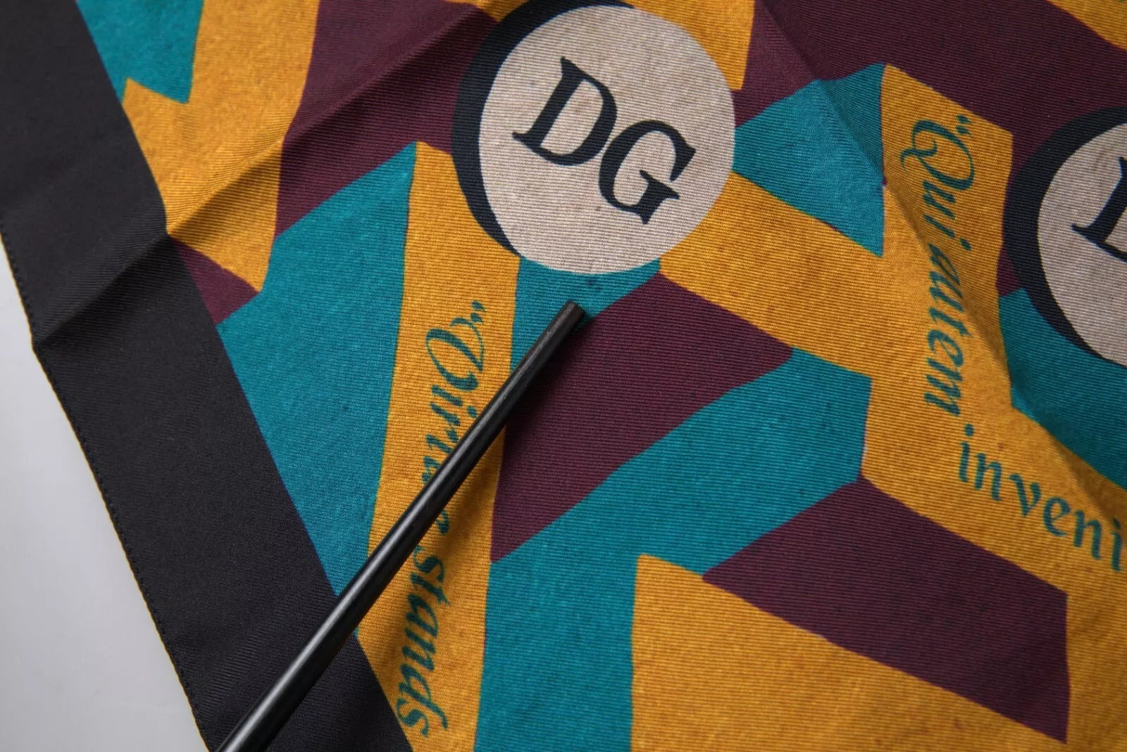 Mehrfarbig bedruckter quadratischer Taschentuchschal