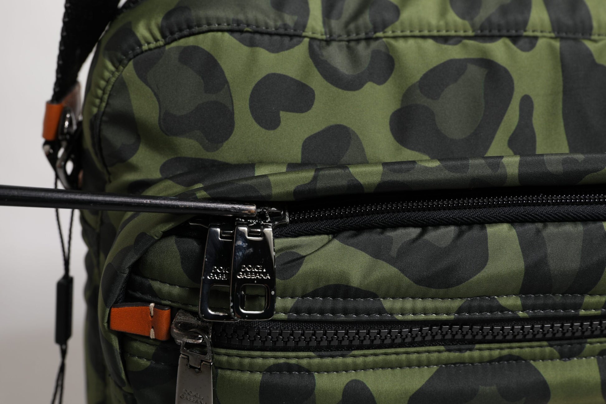 Grüne Polyester-Umhängetasche mit Leopardenmuster