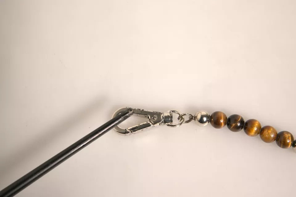 Schlüsselanhänger mit Logo-Plakette aus silberner Messingkette und Perlen