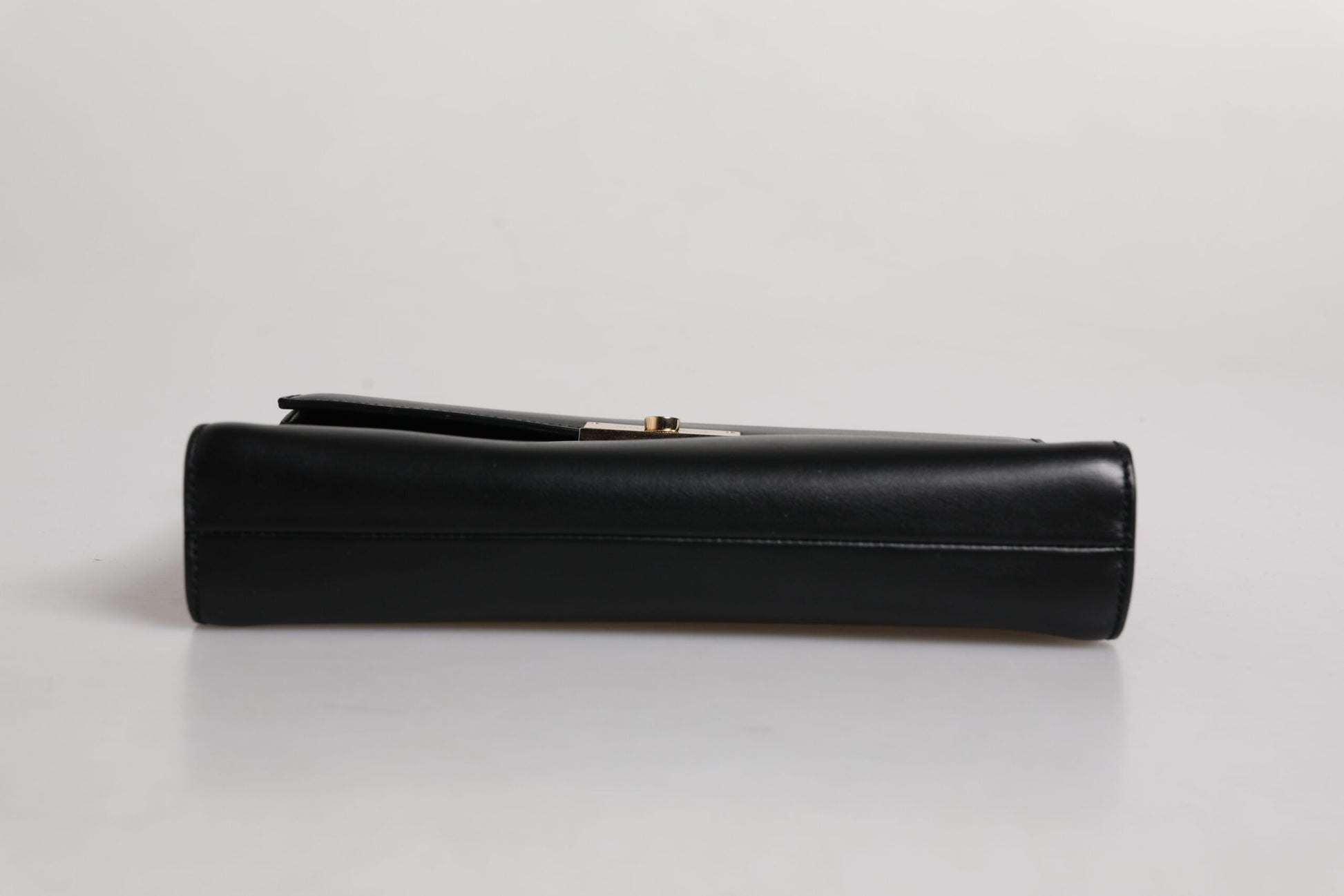 Schwarze Aktentasche aus Leder mit Logo-Schild