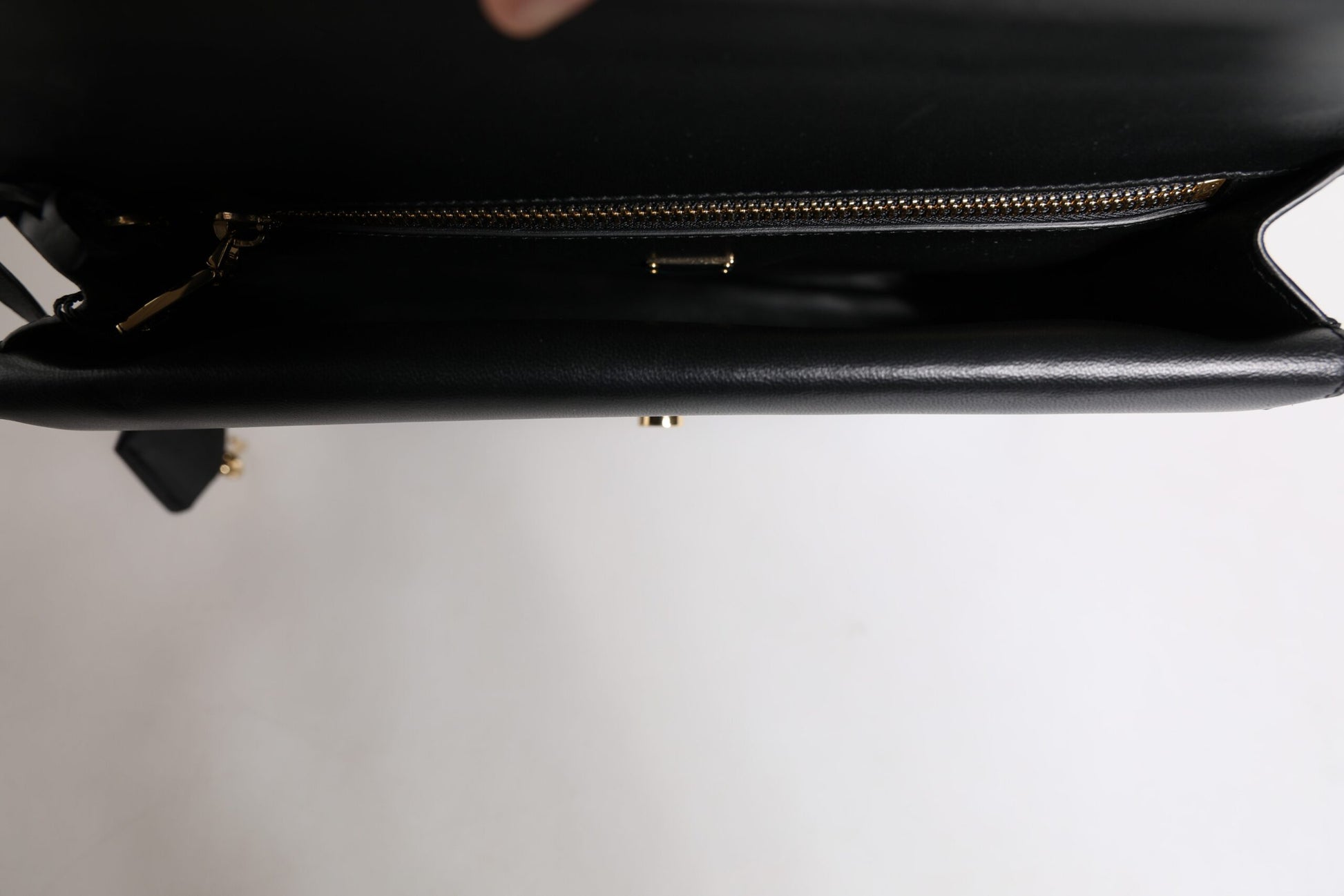 Schwarze Aktentasche aus Leder mit Logo-Schild