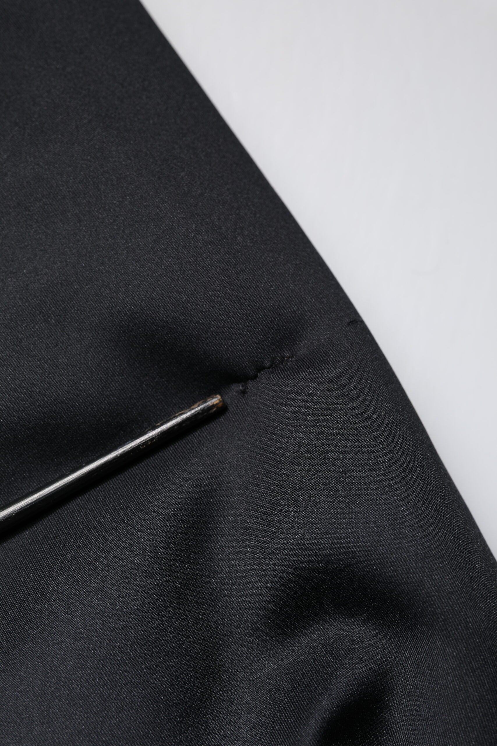 Schwarze DG-Kapuzenjacke aus Polyester mit durchgehendem Reißverschluss