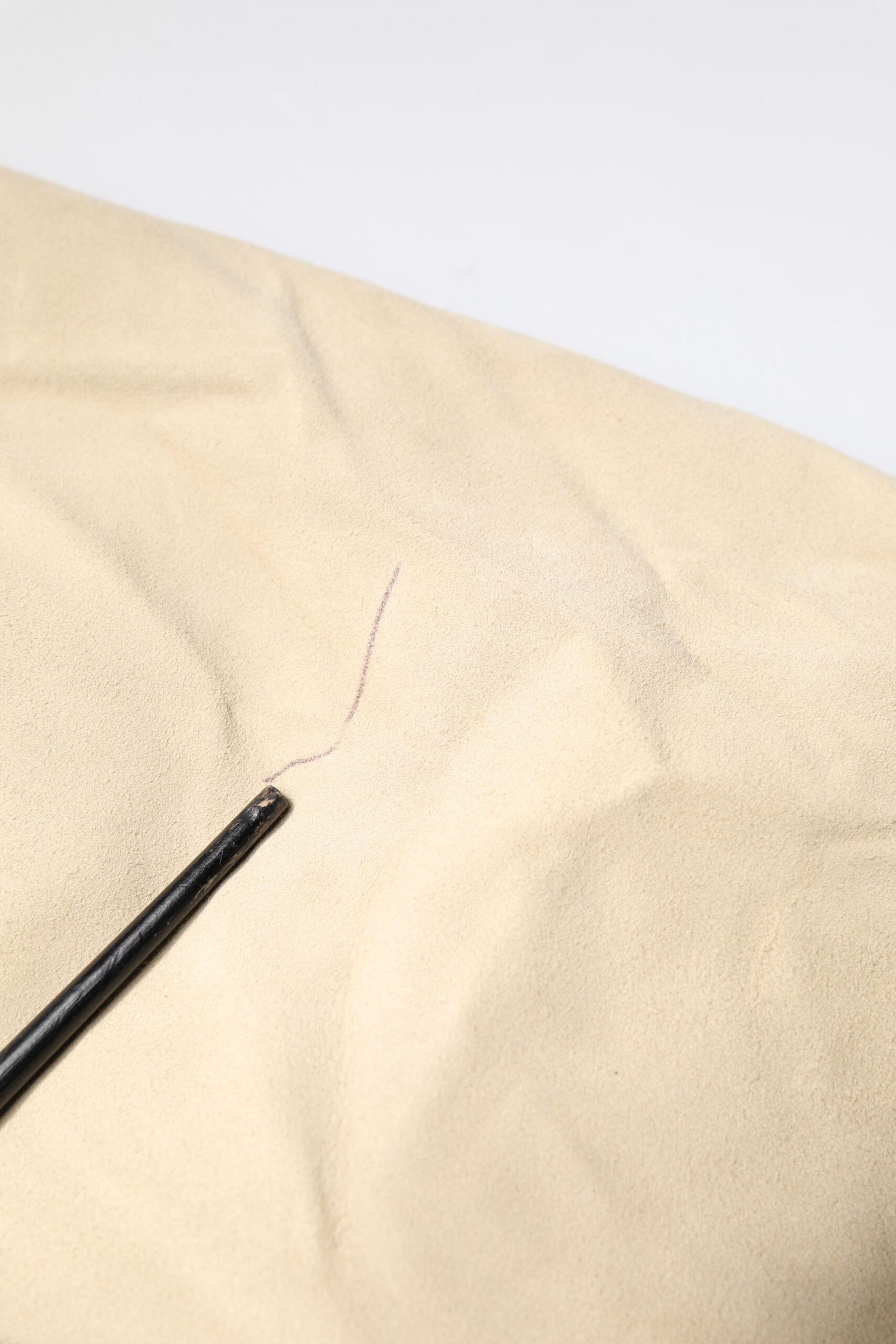 Beigefarbene Herren-Bomberjacke aus Lammfell mit durchgehendem Reißverschluss