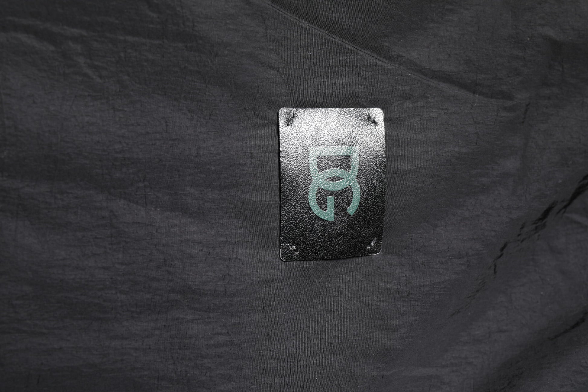 Schwarze Bomberjacke aus Nylon mit durchgehendem Reißverschluss und Logo