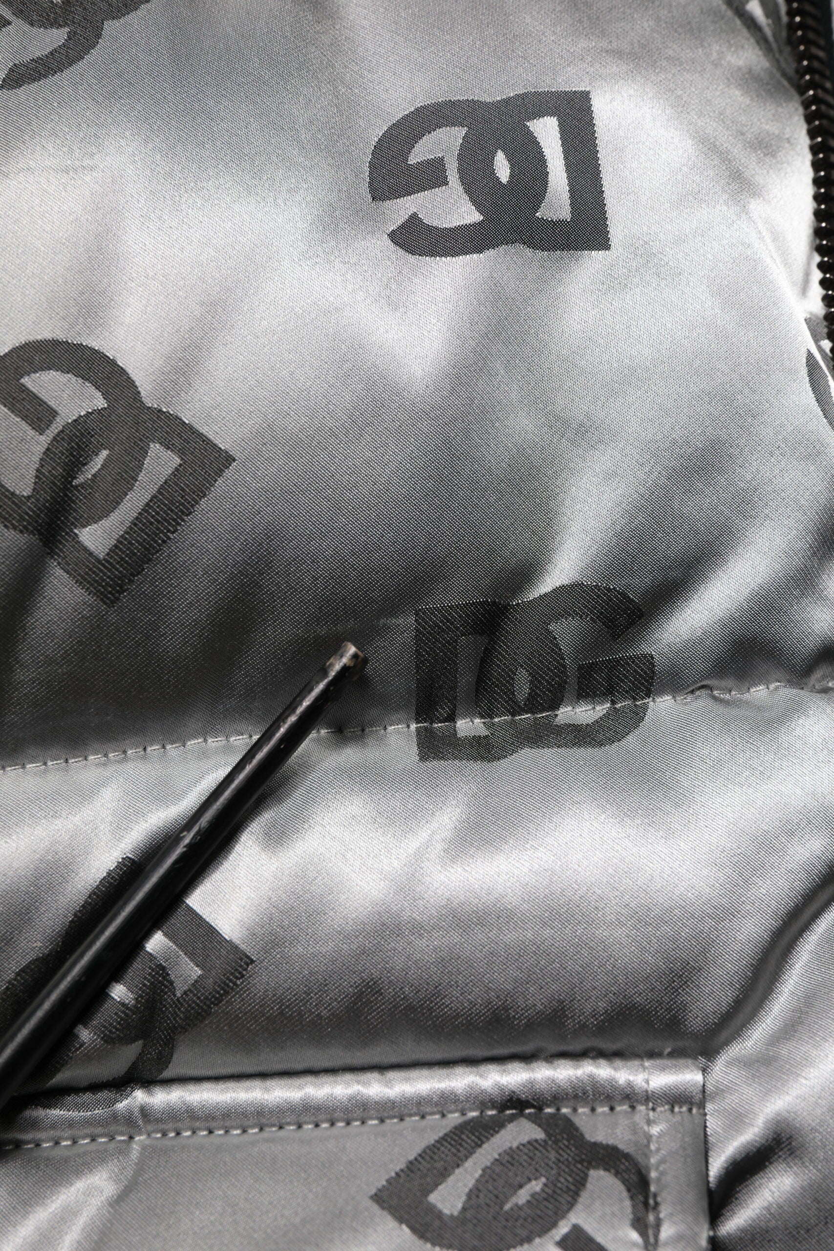 Steppjacke mit Kapuze und durchgehendem Reißverschluss und silbernem Logo