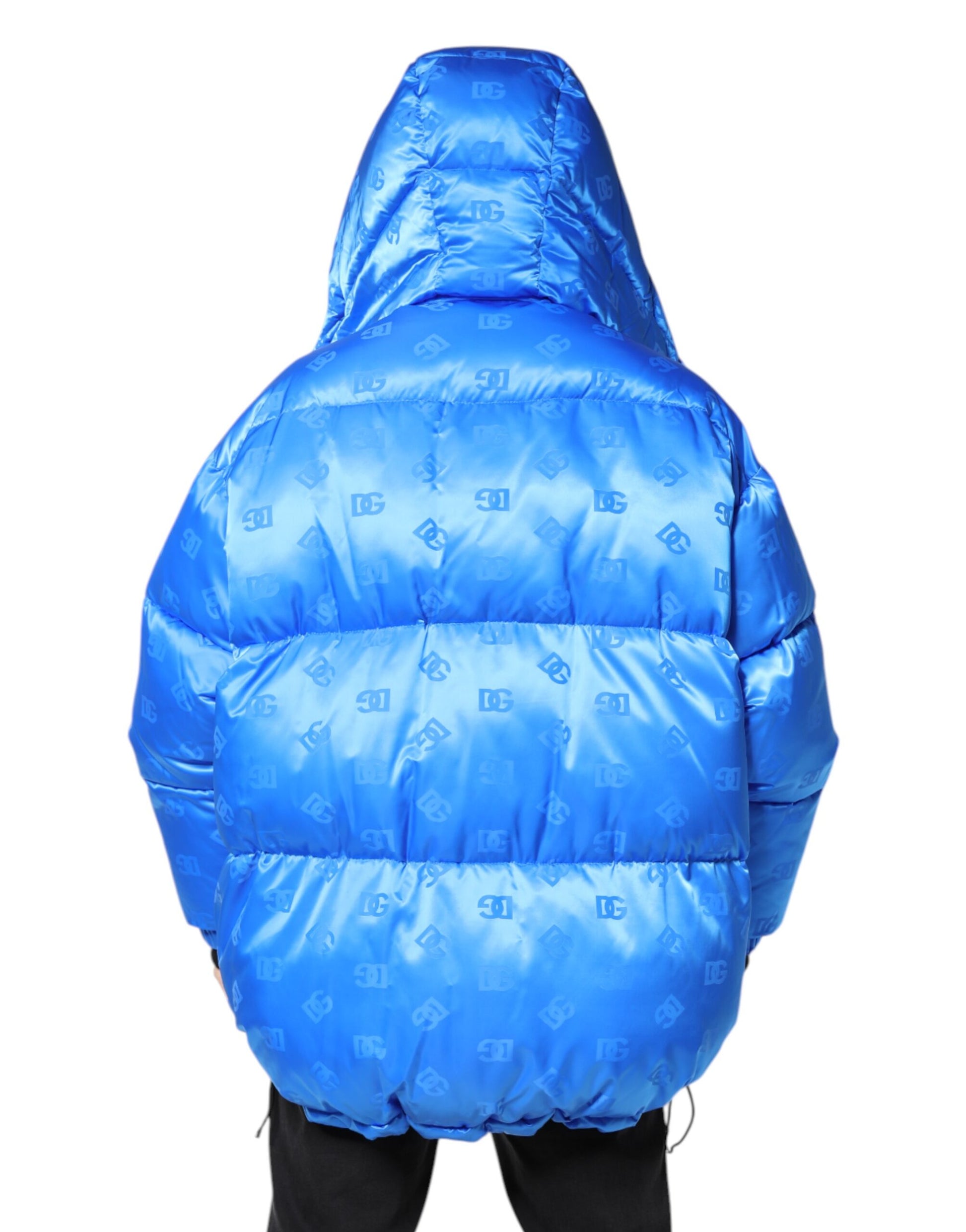 Blaue Steppjacke mit durchgehendem Reißverschluss und Kapuze und Logo