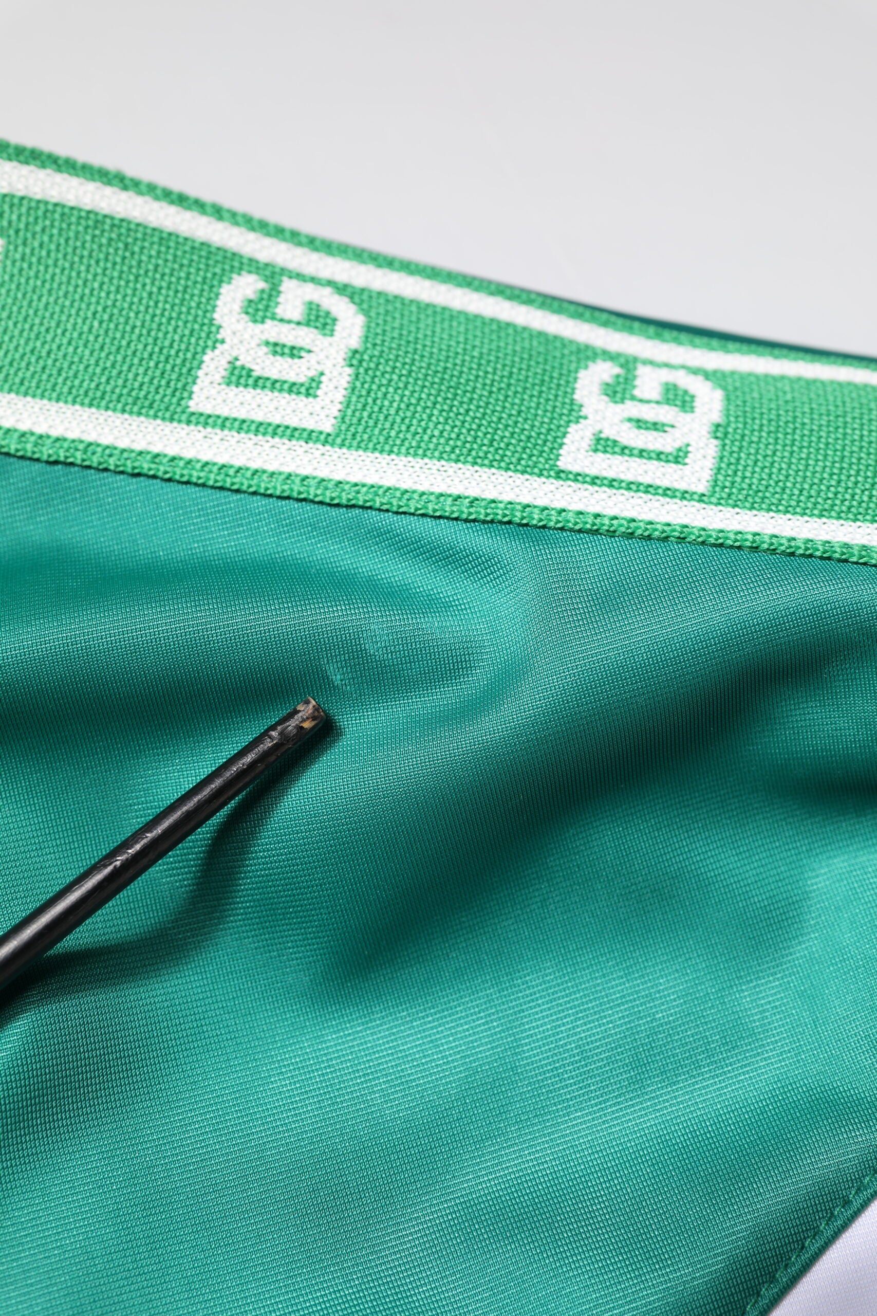 Mehrfarbige Windjacke mit durchgehendem Reißverschluss