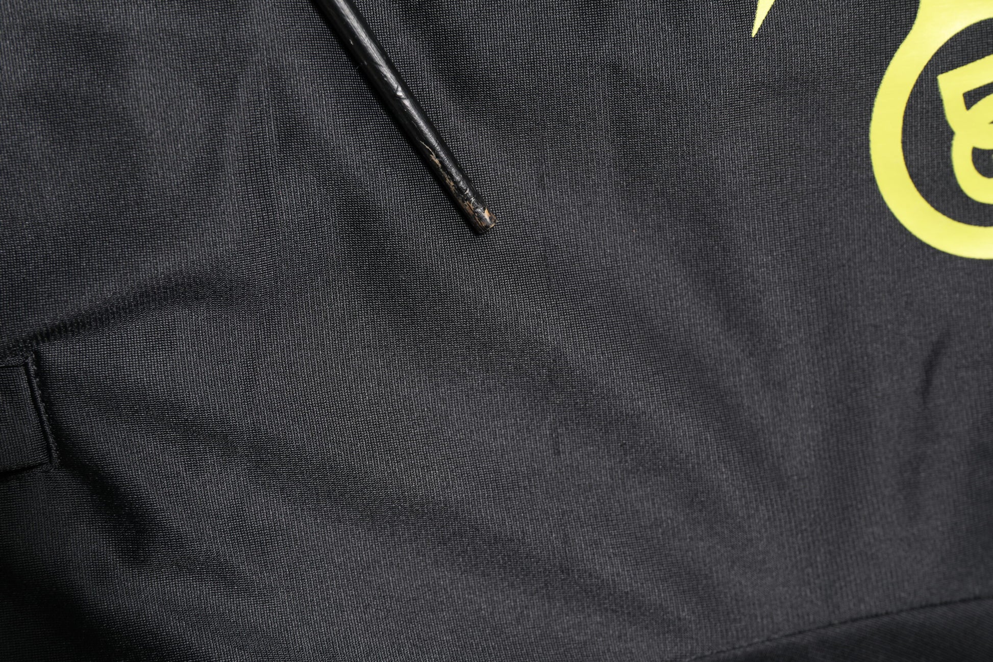 Schwarze Bomberjacke mit Rollkragen und Reißverschluss und Logo