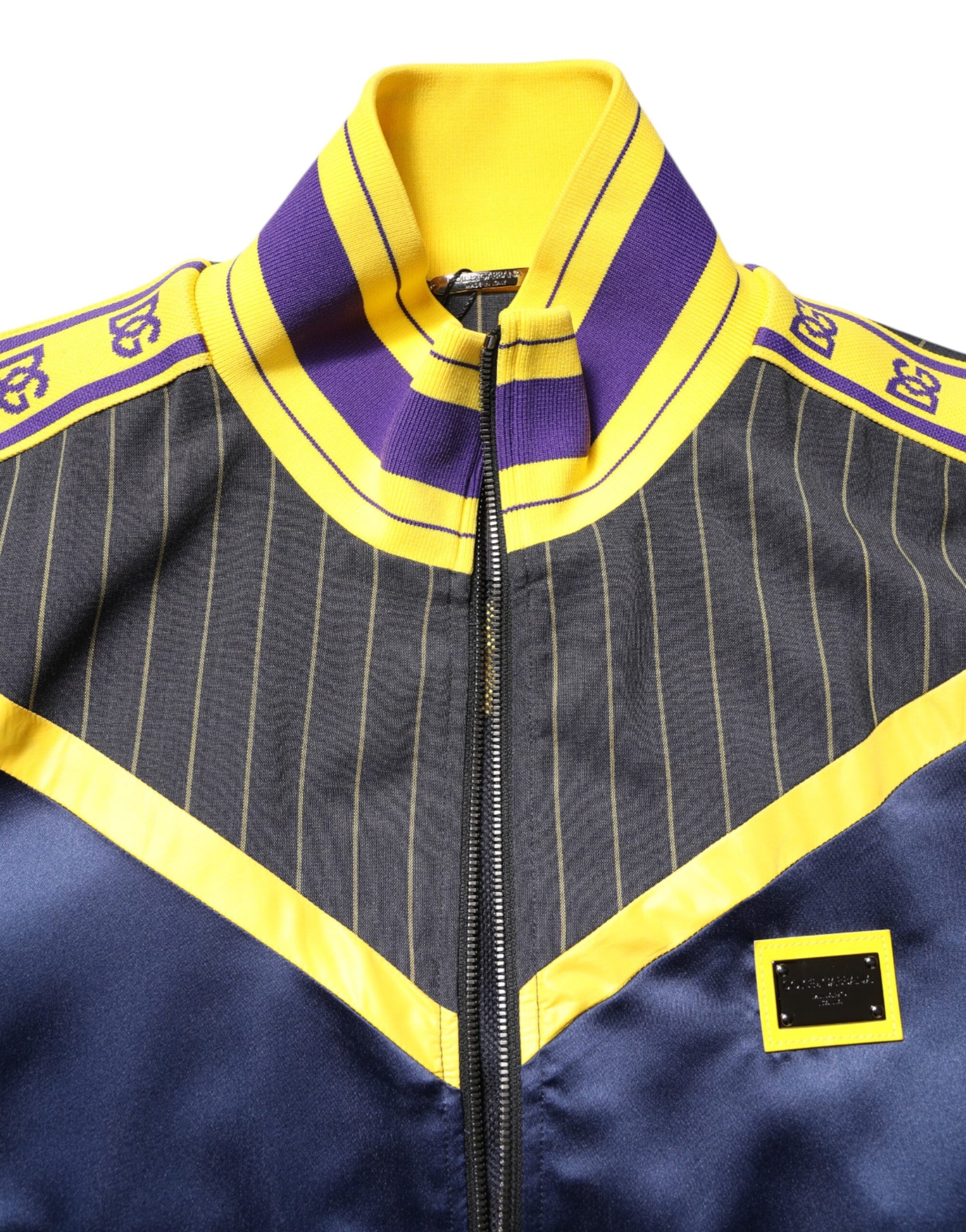 Schwarze Bomberjacke mit durchgehendem Reißverschluss und gestreiftem Logo