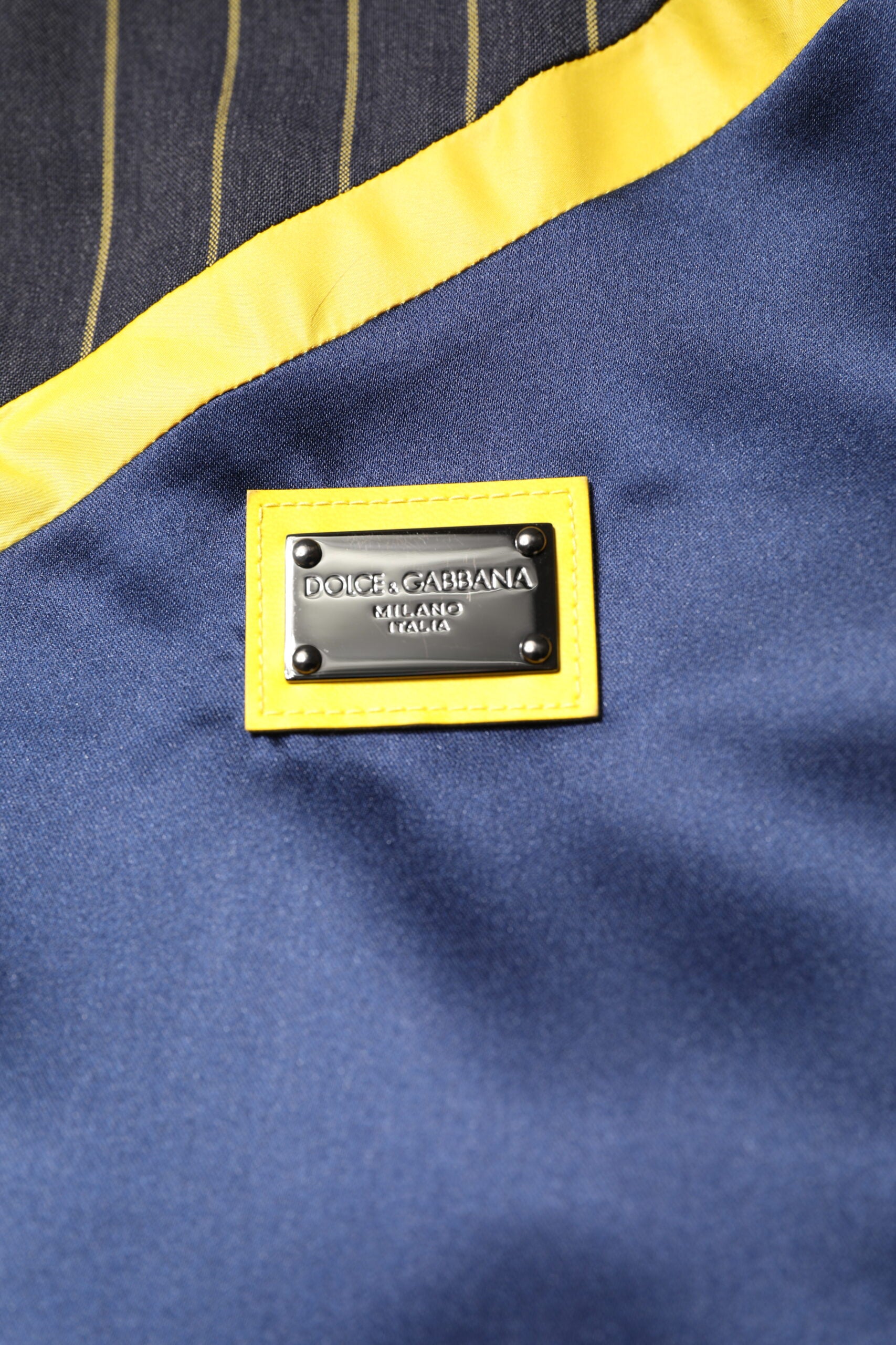 Schwarze Bomberjacke mit durchgehendem Reißverschluss und gestreiftem Logo