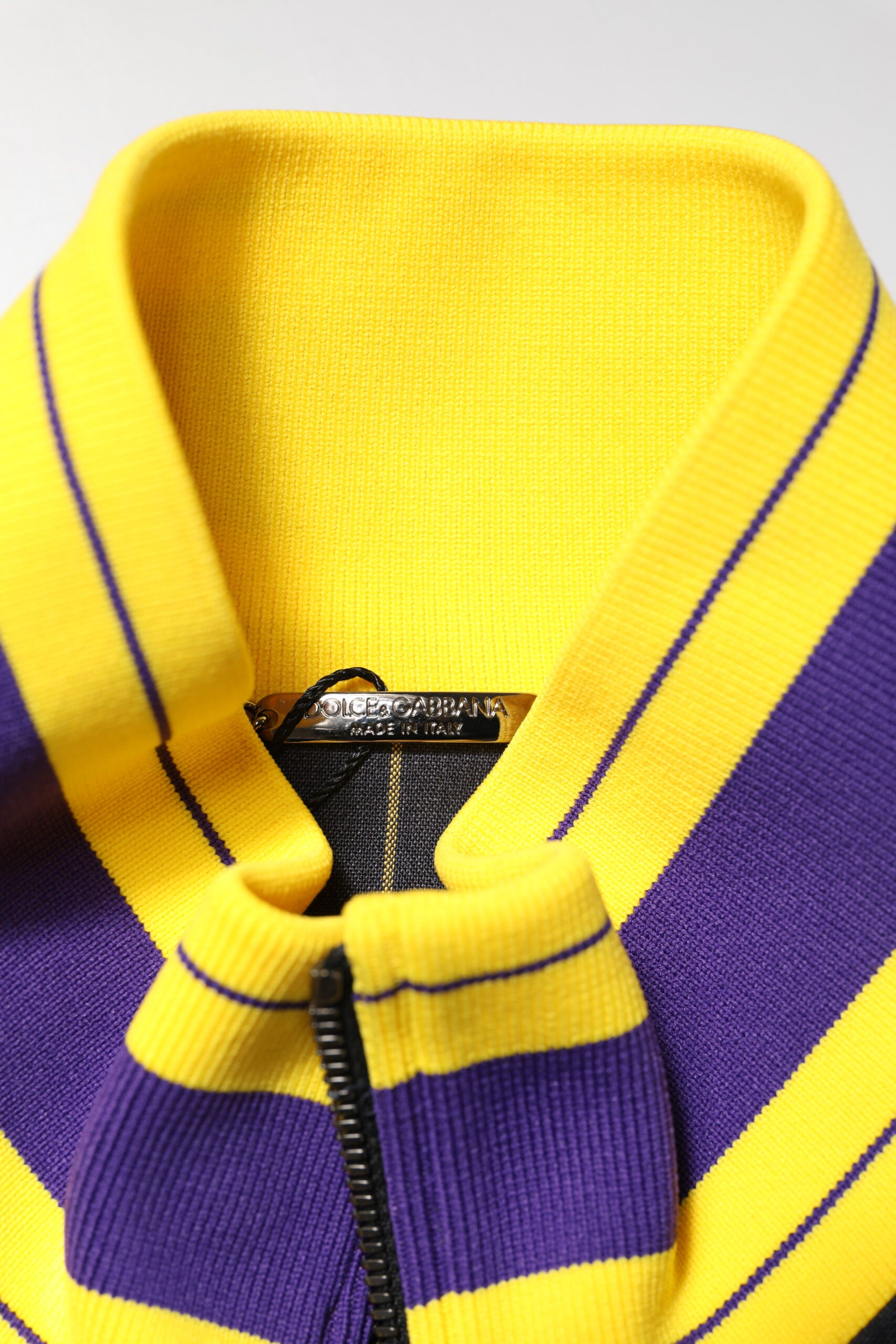 Schwarze Bomberjacke mit durchgehendem Reißverschluss und gestreiftem Logo