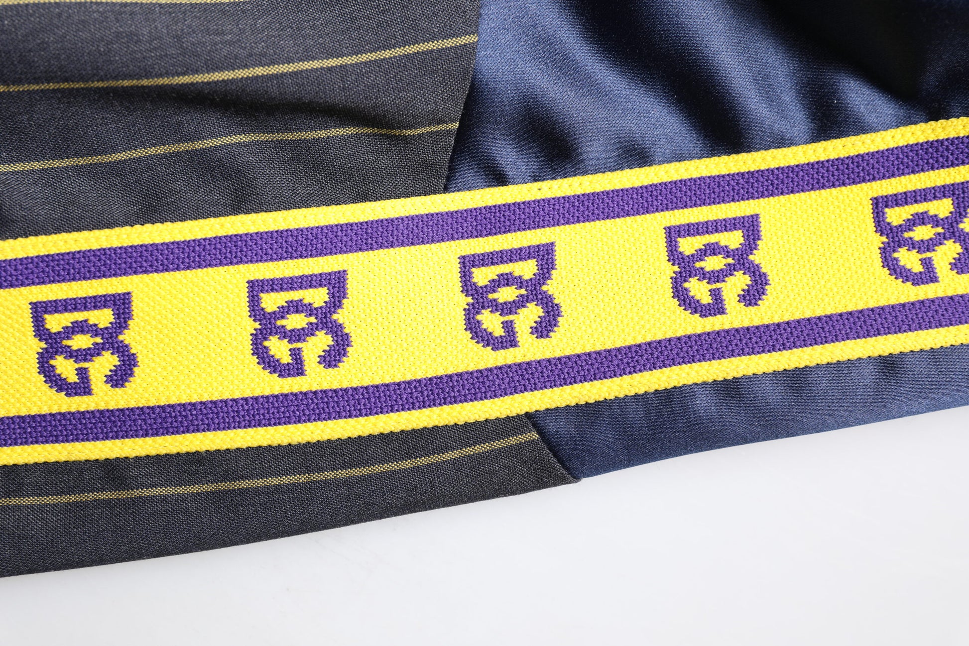 Schwarze Bomberjacke mit durchgehendem Reißverschluss und gestreiftem Logo