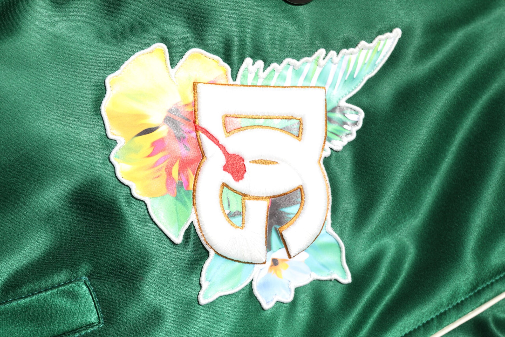 Grüne Bomberjacke mit durchgehendem Reißverschluss und DG-Logo