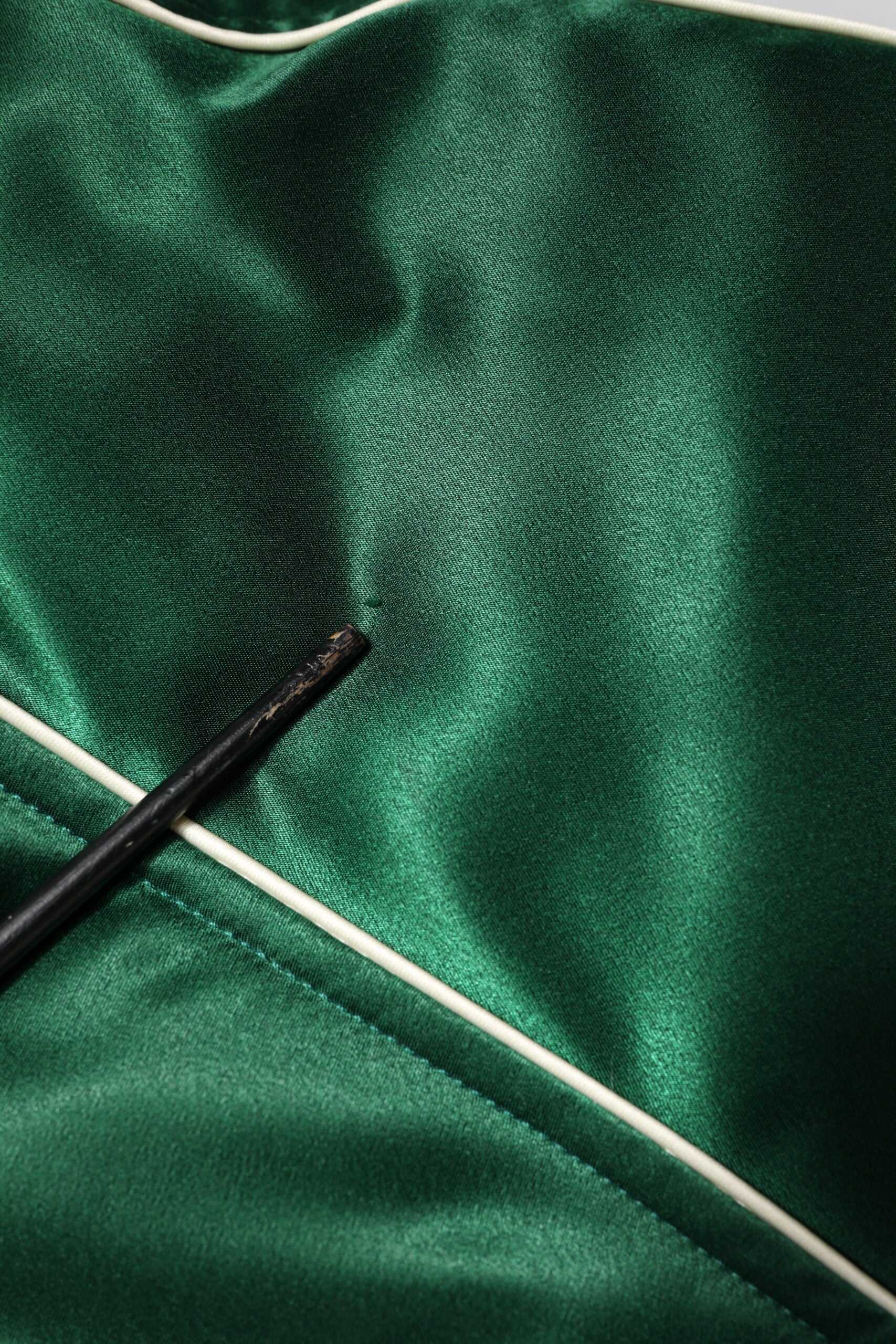 Grüne Bomberjacke mit durchgehendem Reißverschluss und DG-Logo