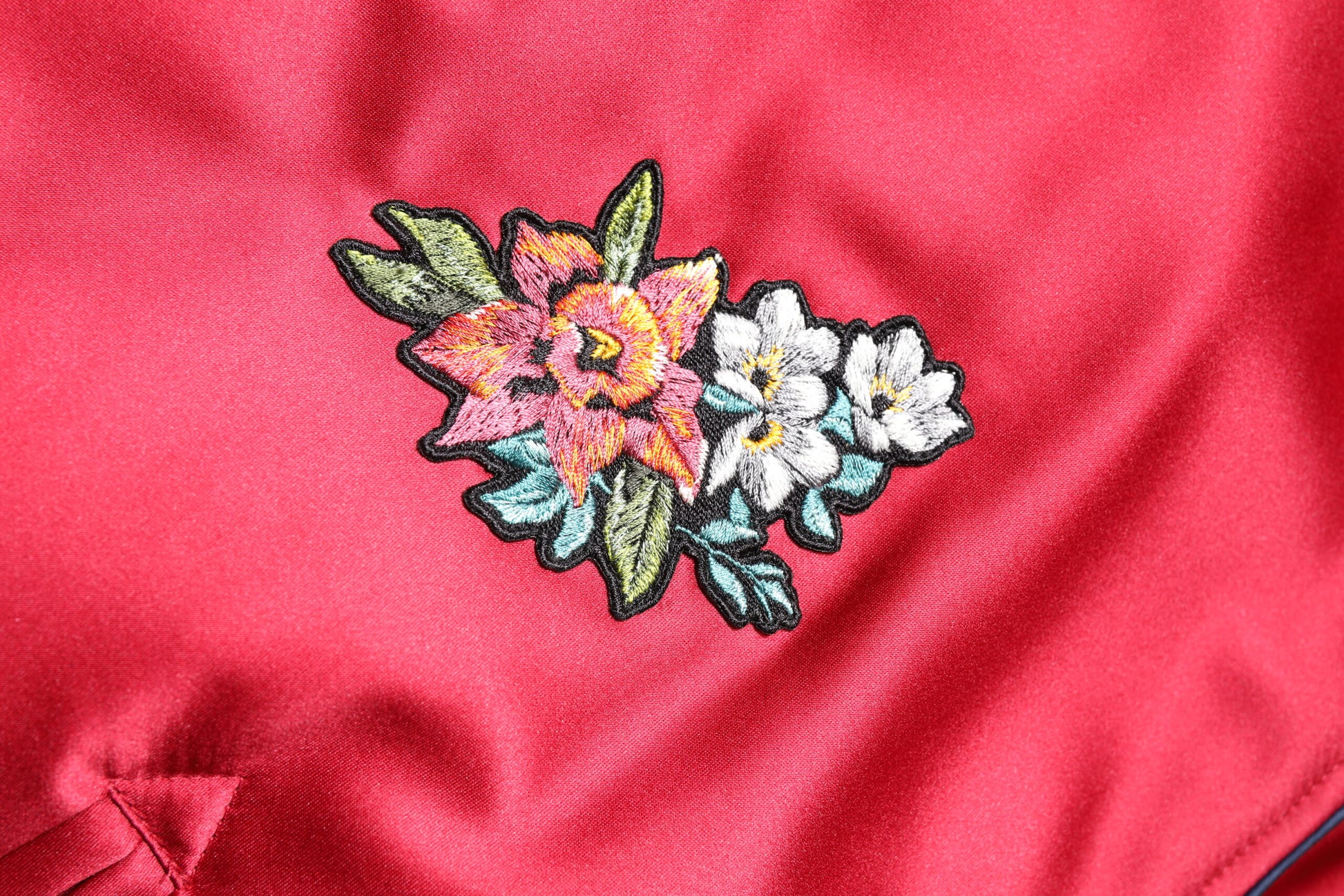 Rote Bomberjacke mit durchgehendem Reißverschluss und Blumenaufnäher für Herren