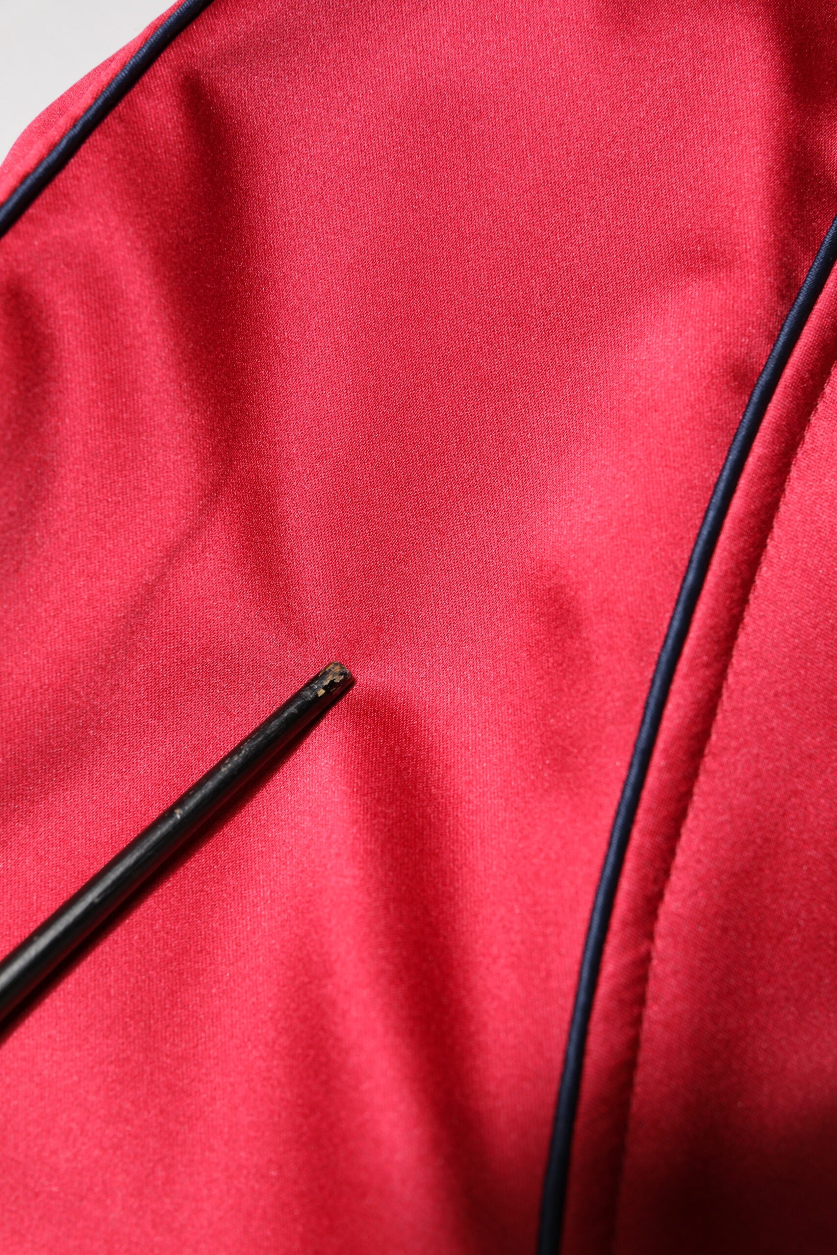 Rote Bomberjacke mit durchgehendem Reißverschluss und Blumenaufnäher für Herren