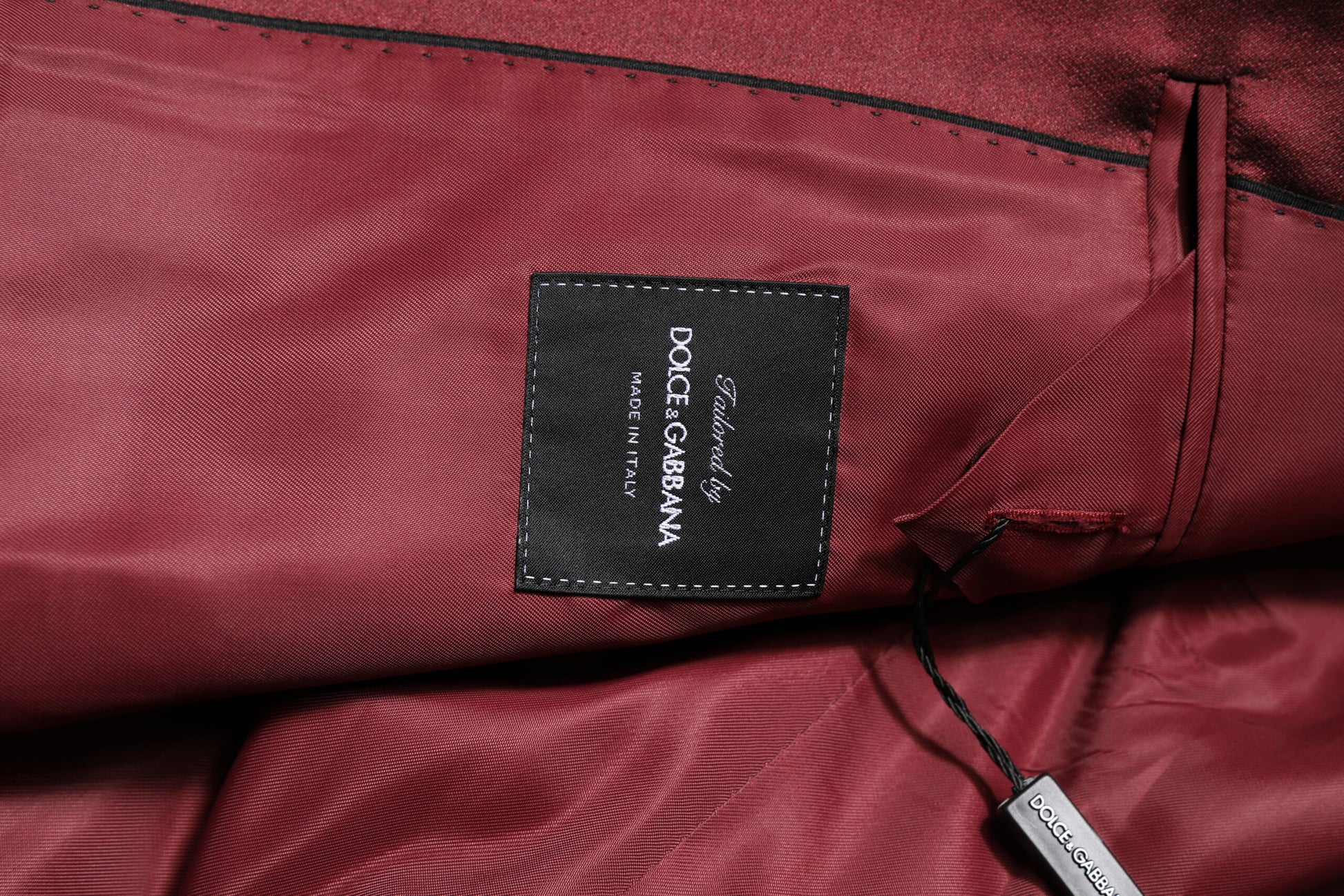 Bordeauxfarbener, zweiteiliger, einreihiger Seidenanzug