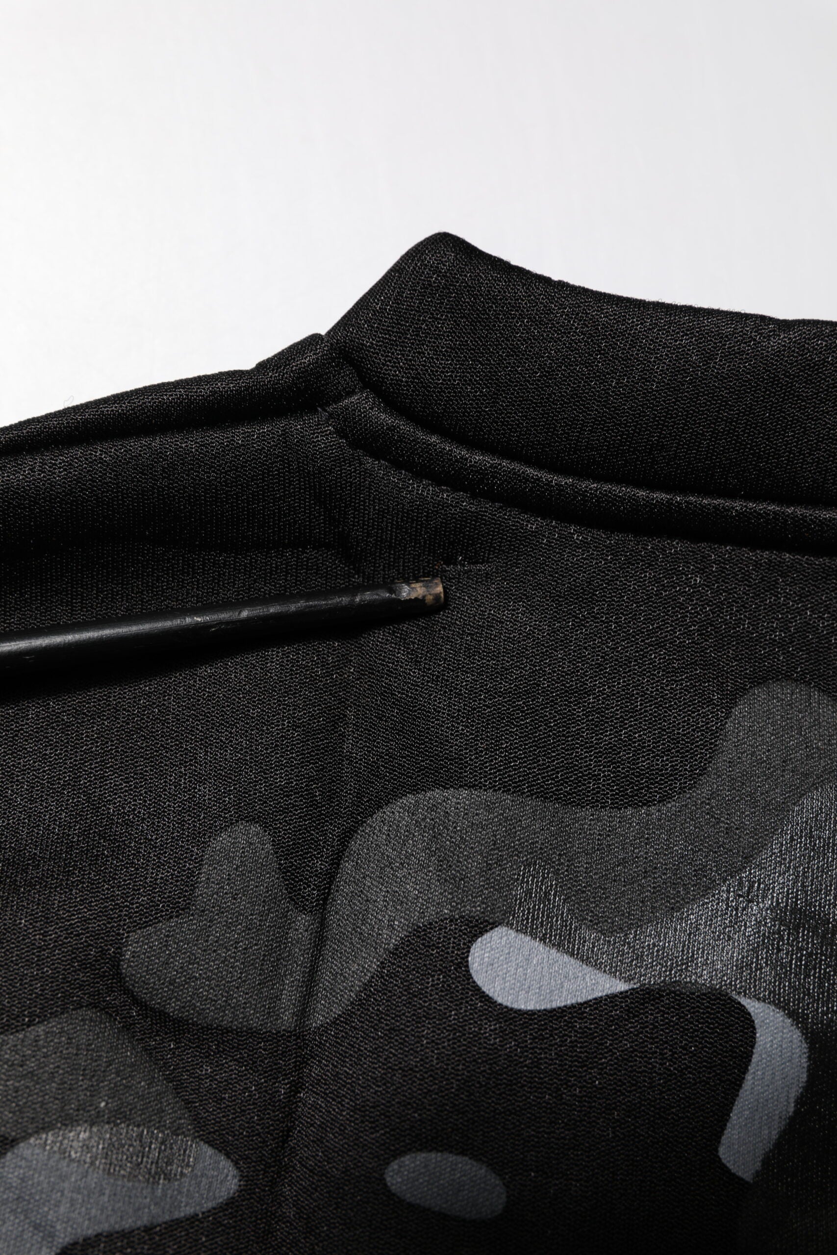 Schwarzer Camouflage-Pullover