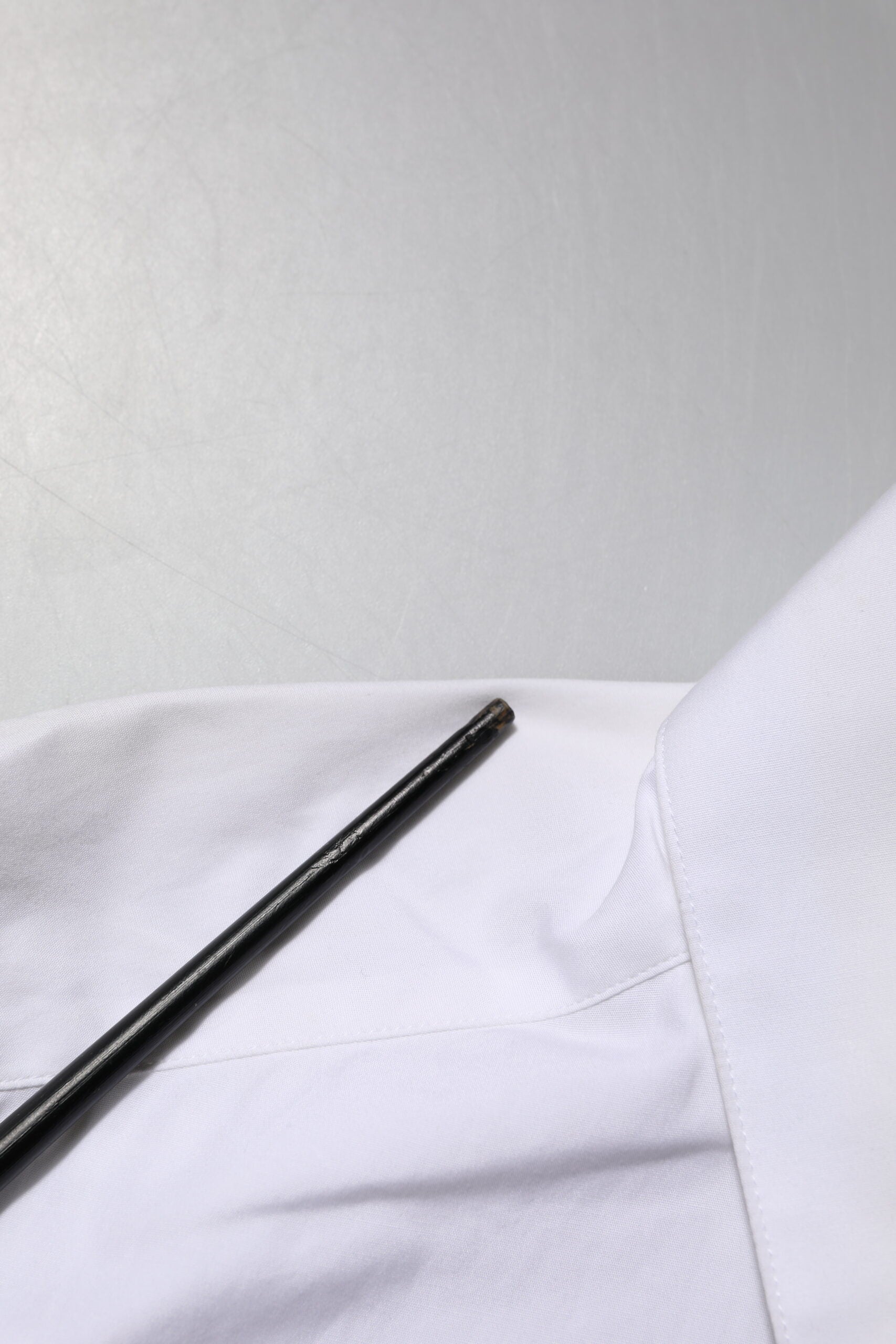 Weißes Hemdoberteil mit Kristallverzierung und Kragen