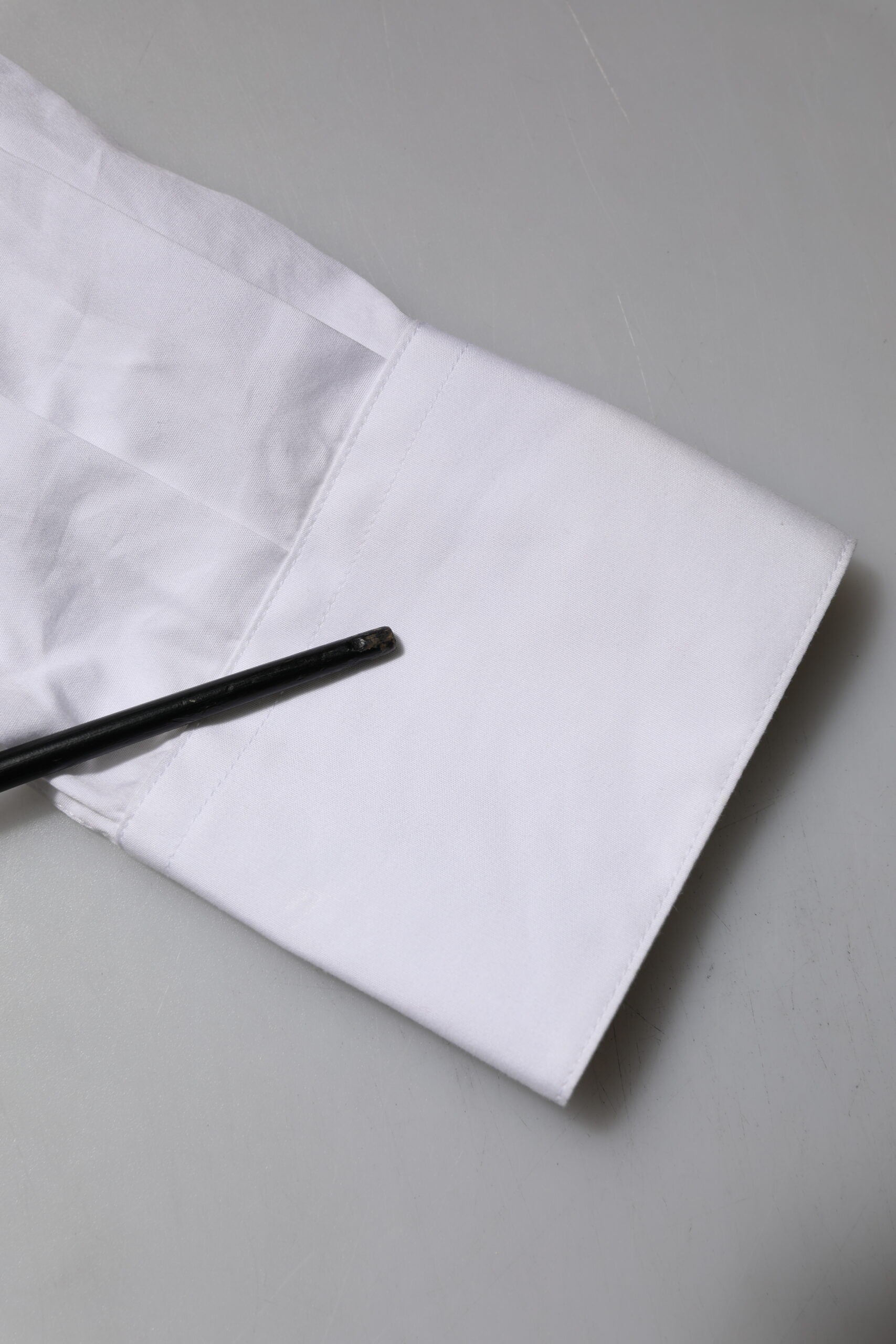 Weißes Hemdoberteil mit Kristallverzierung und Kragen