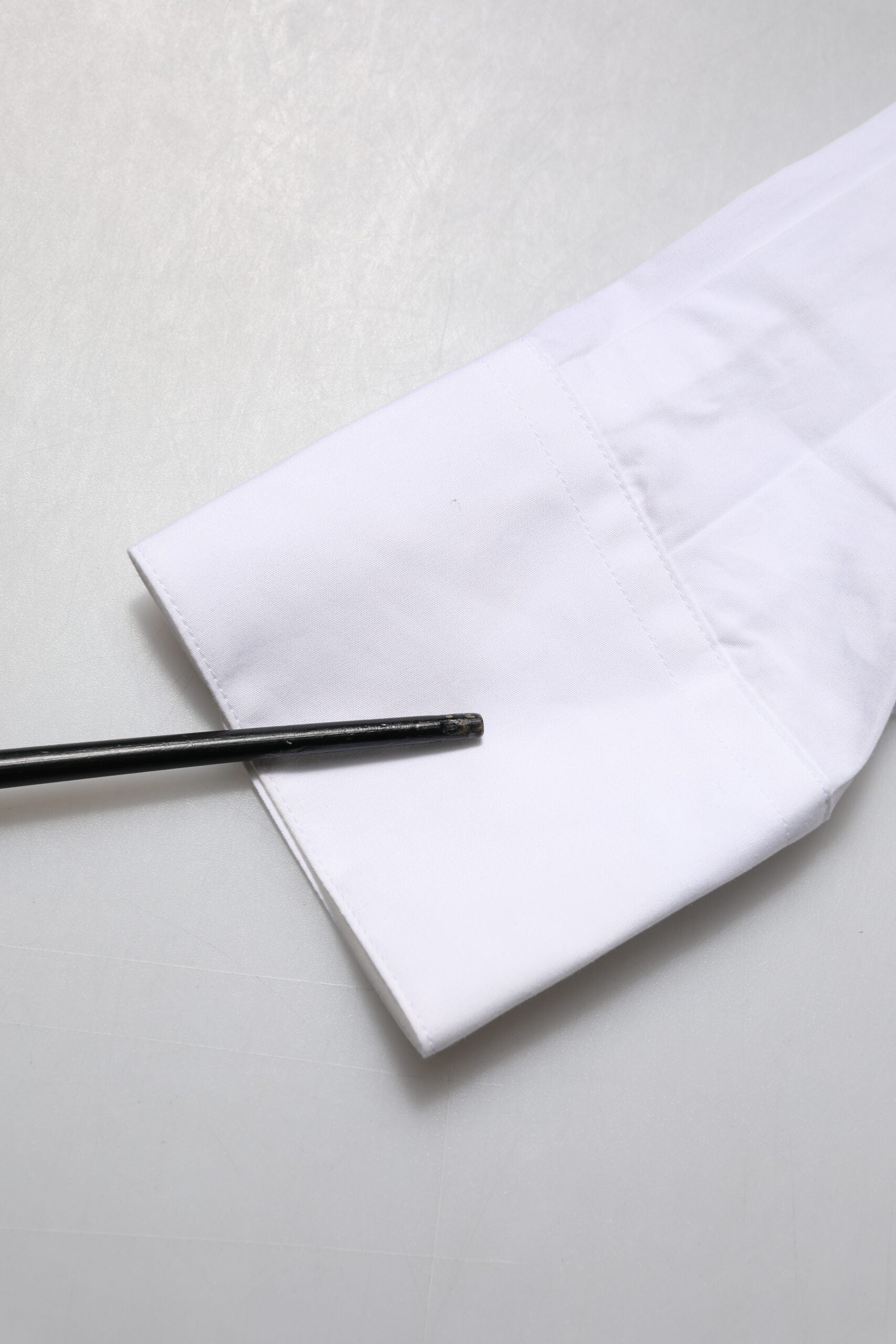 Weißes Hemdoberteil mit Kristallverzierung und Kragen