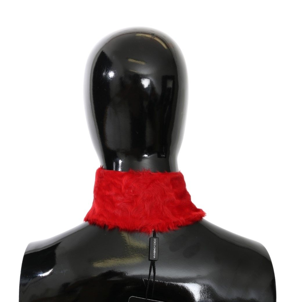 Roter Pelzkragen-Wickelschal aus Lammfell