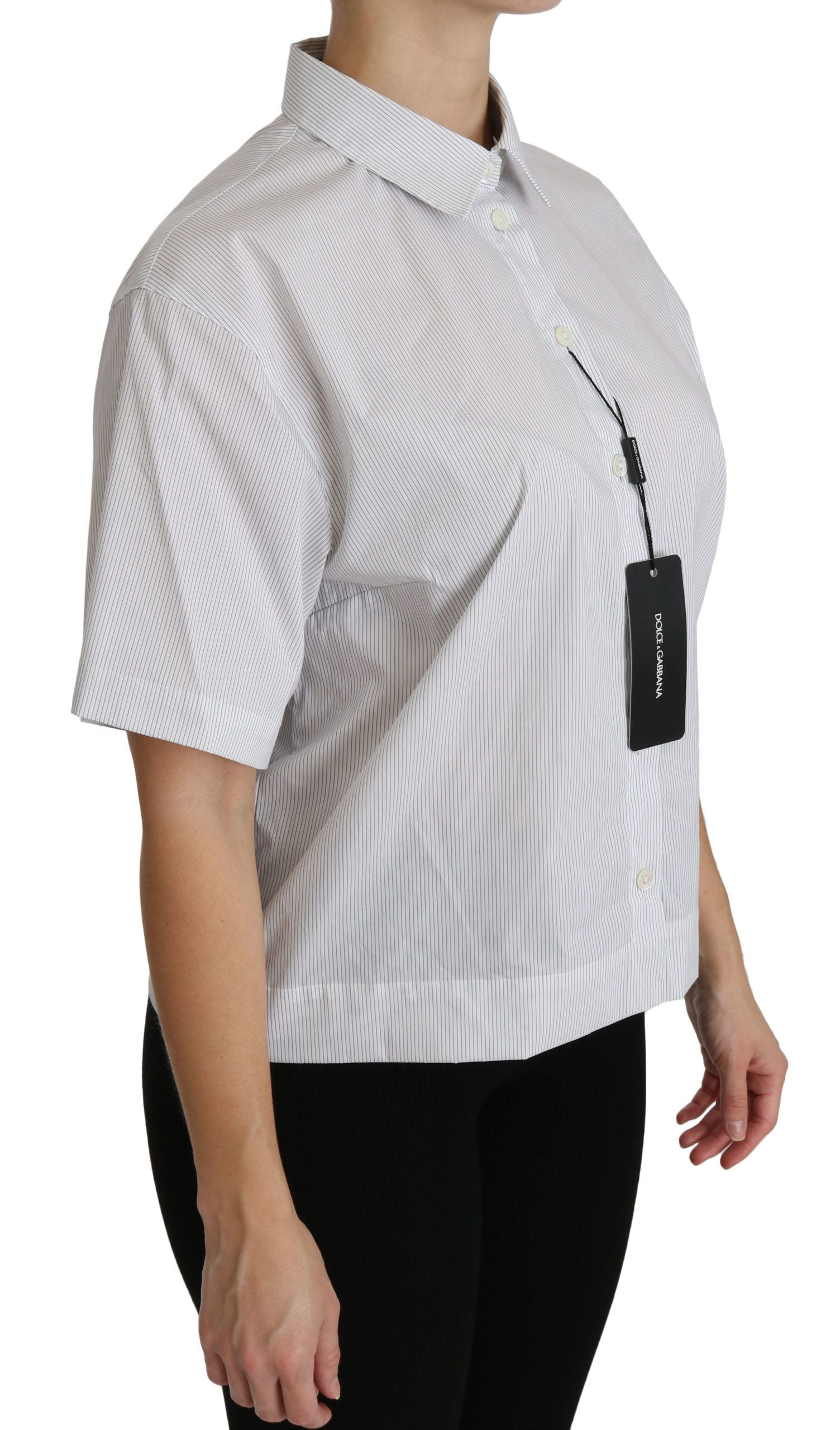 Weißes Poloshirt mit Kragen und kurzen Ärmeln
