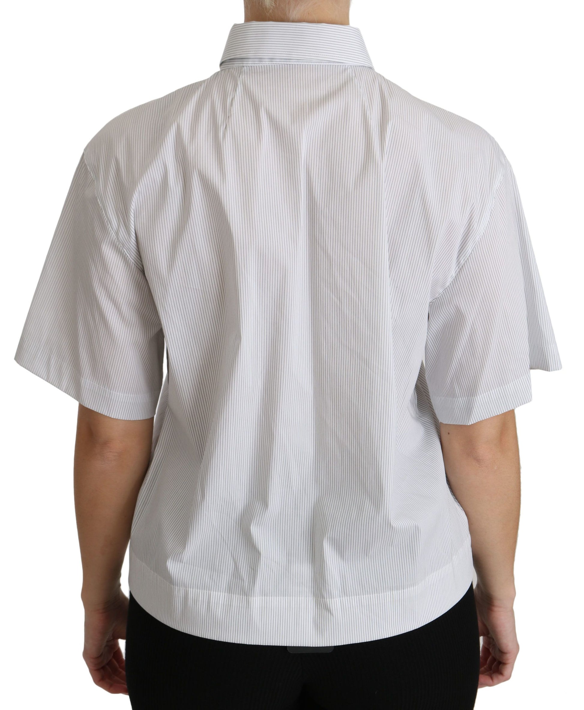 Weißes Poloshirt mit Kragen und kurzen Ärmeln