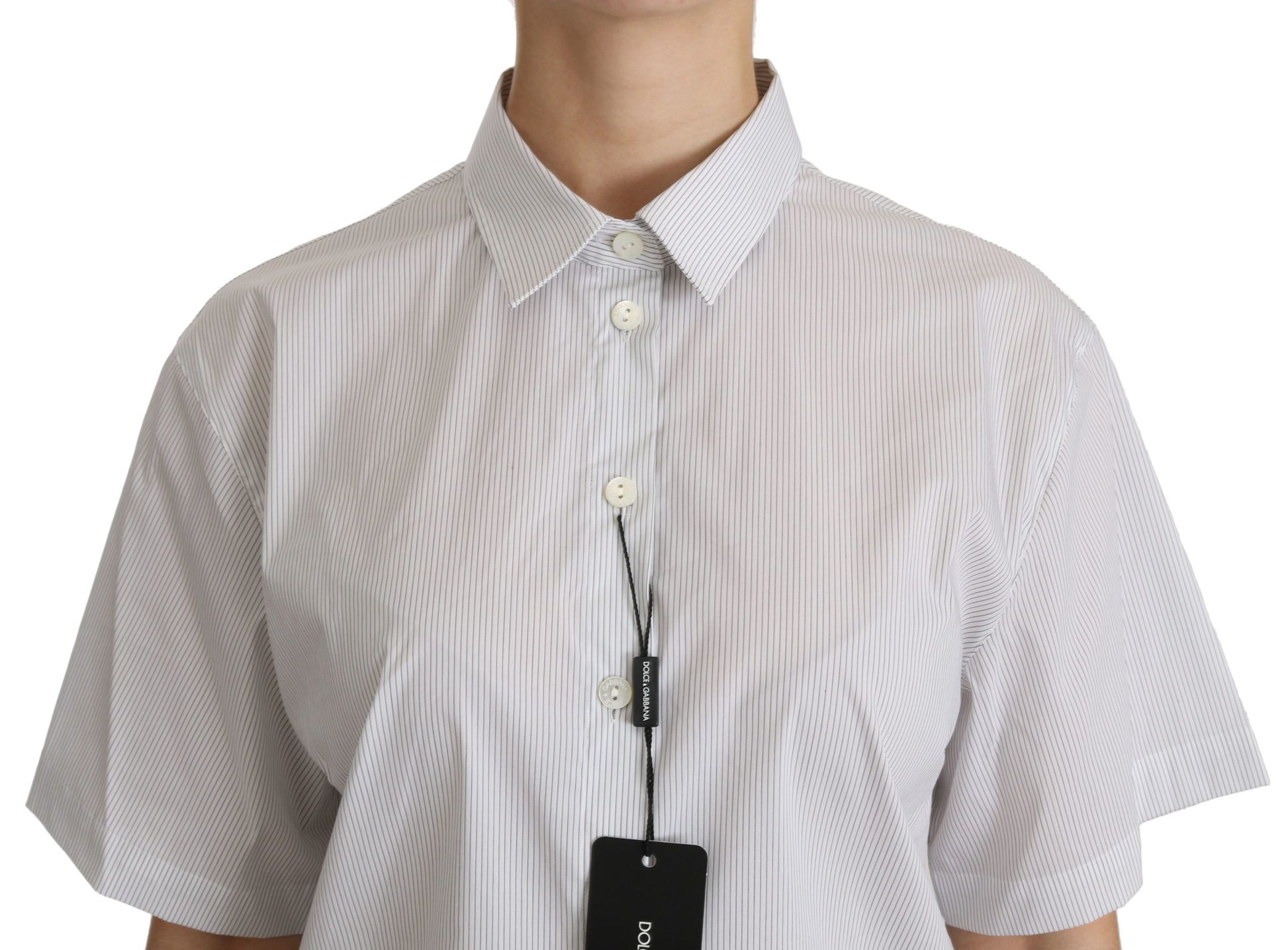 Weißes Poloshirt mit Kragen und kurzen Ärmeln