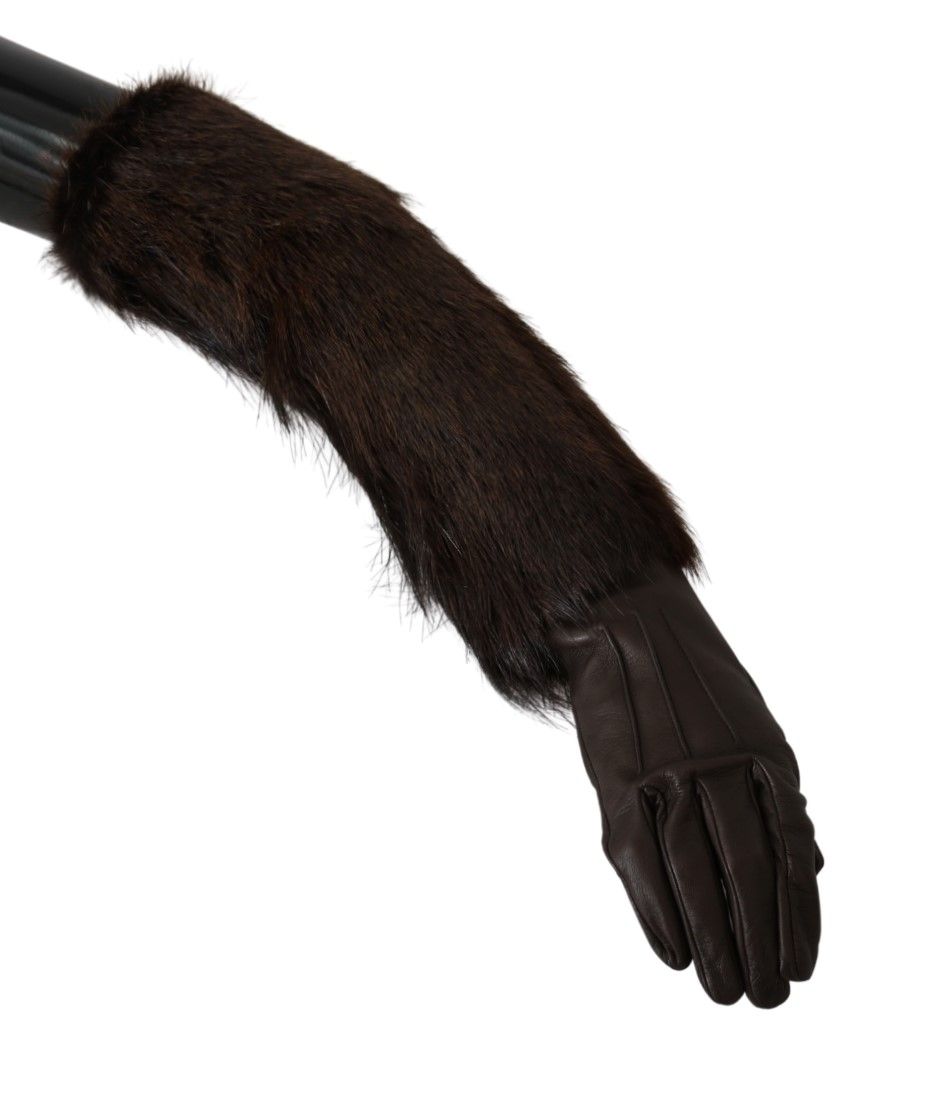 Braune, ellenbogenlange Fäustlinge aus Leder und Pelz