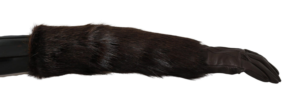 Braune, ellenbogenlange Fäustlinge aus Leder und Pelz
