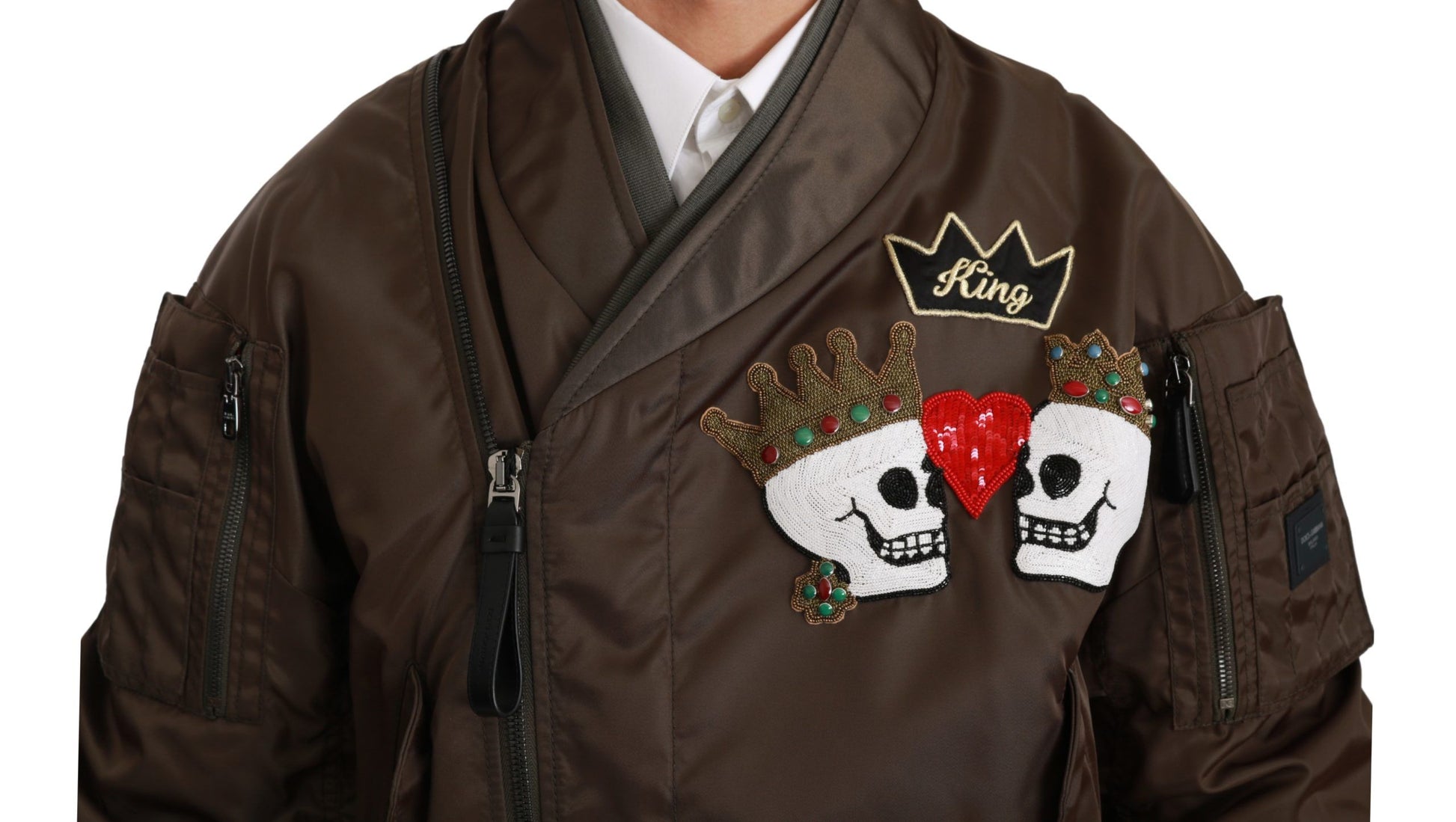 Braune Jacke mit Perlenbesatz und Kronen-Totenkopf-Logo