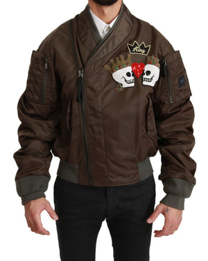Braune Jacke mit Perlenbesatz und Kronen-Totenkopf-Logo