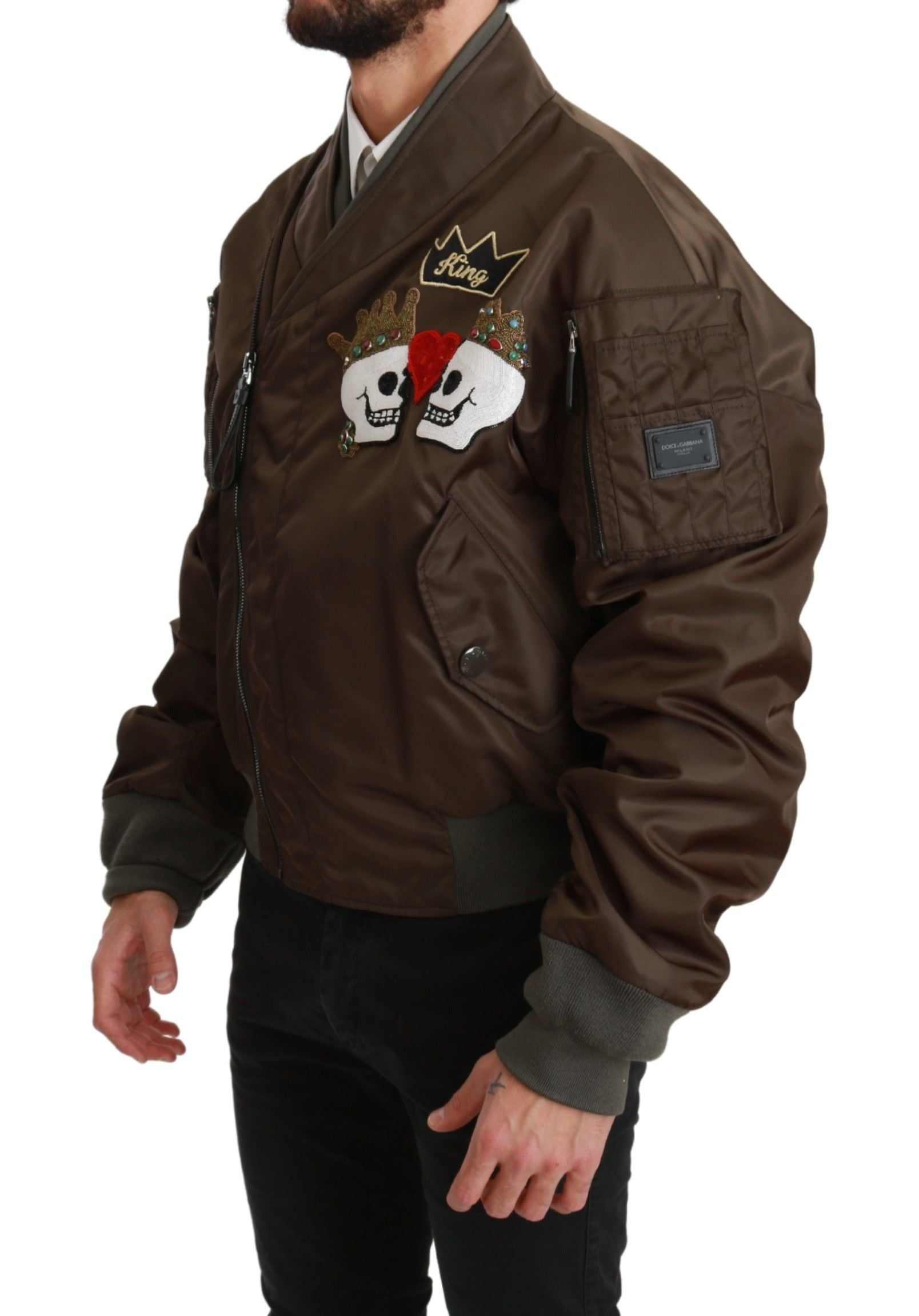 Braune Jacke mit Perlenbesatz und Kronen-Totenkopf-Logo