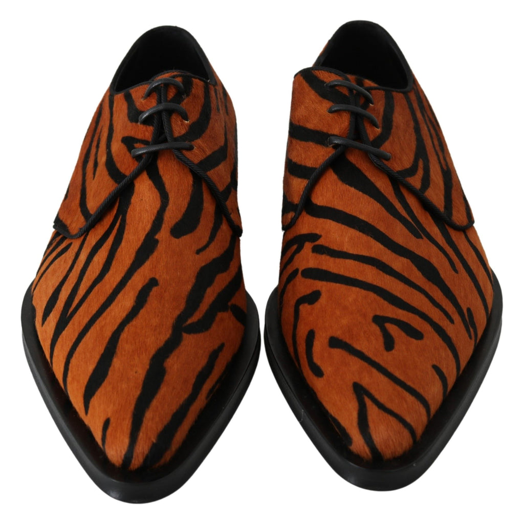 Orangefarbene Broque-Schuhe mit Ponyhaar