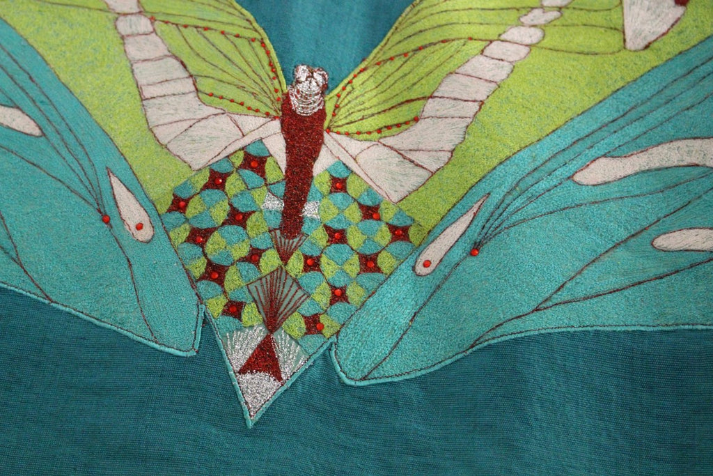 Grünes Minikleid über dem Knie