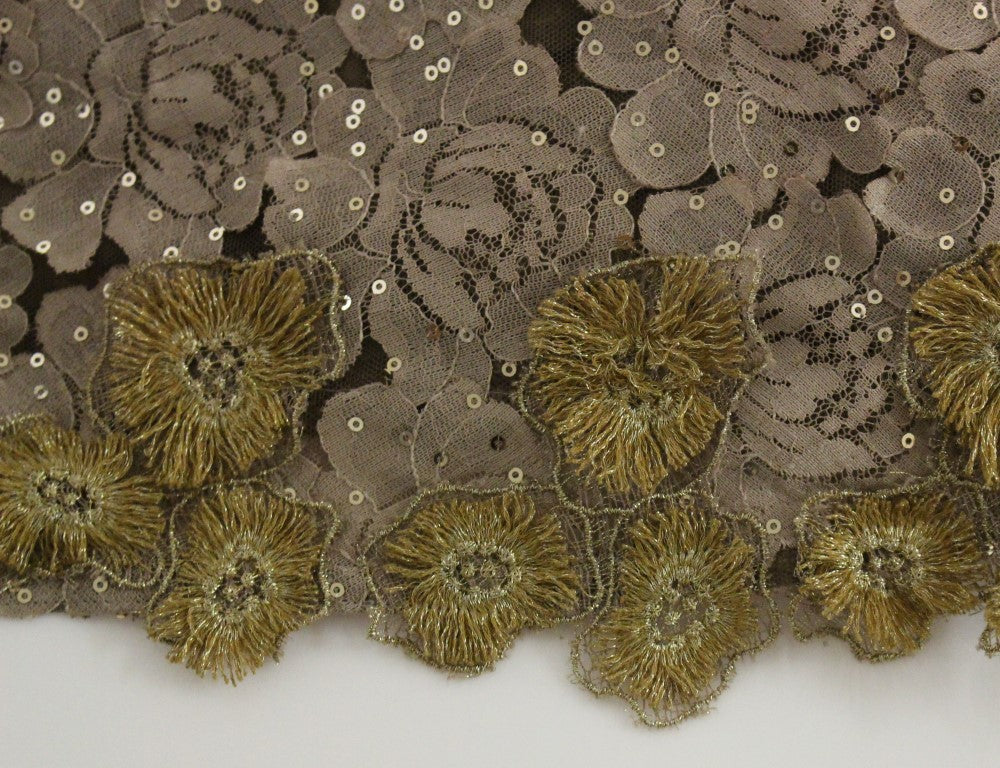 GOLDENES langes Maxikleid aus Spitze mit Kristallen