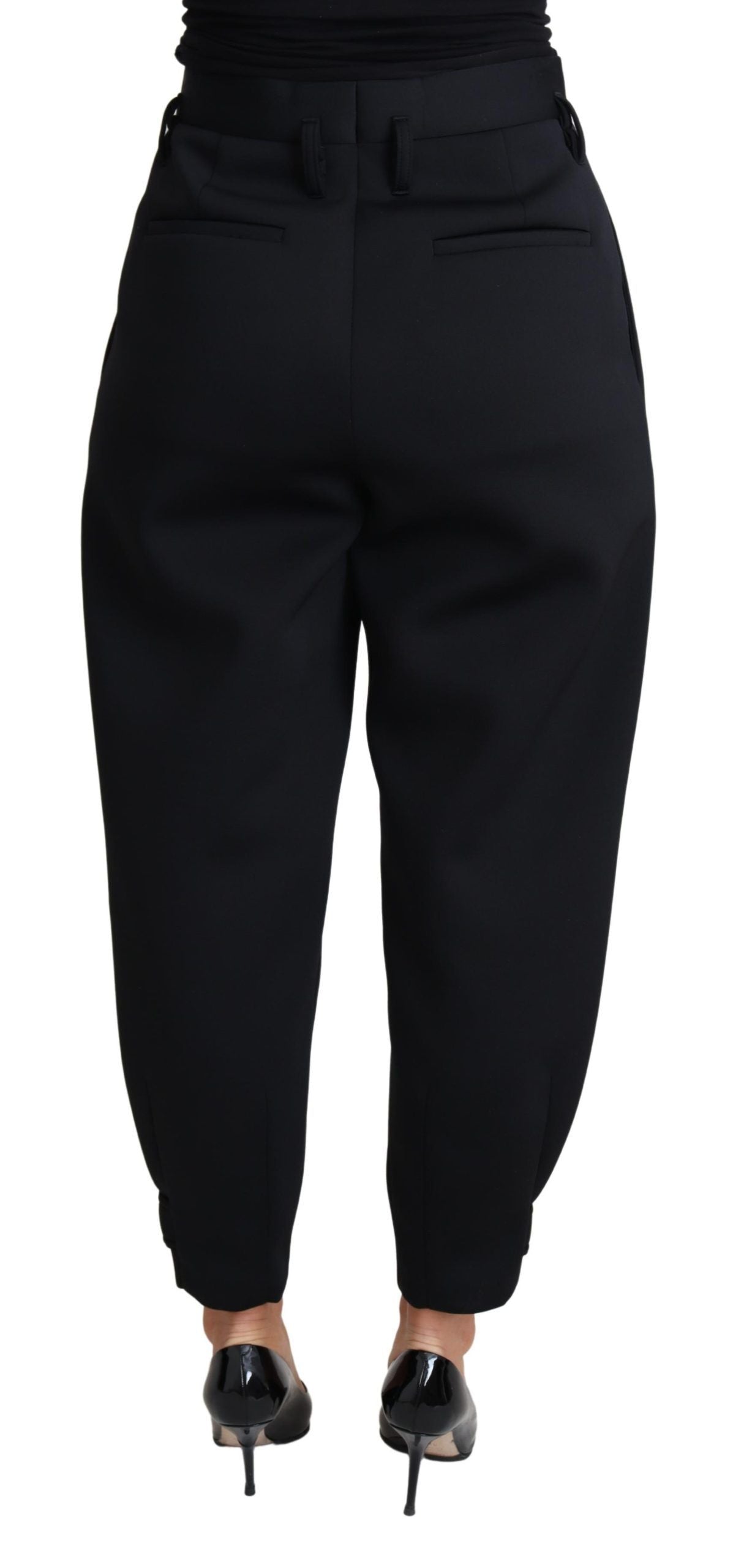 Schwarzes kurzes Kleid mit hoher Taille und Polyesterhose