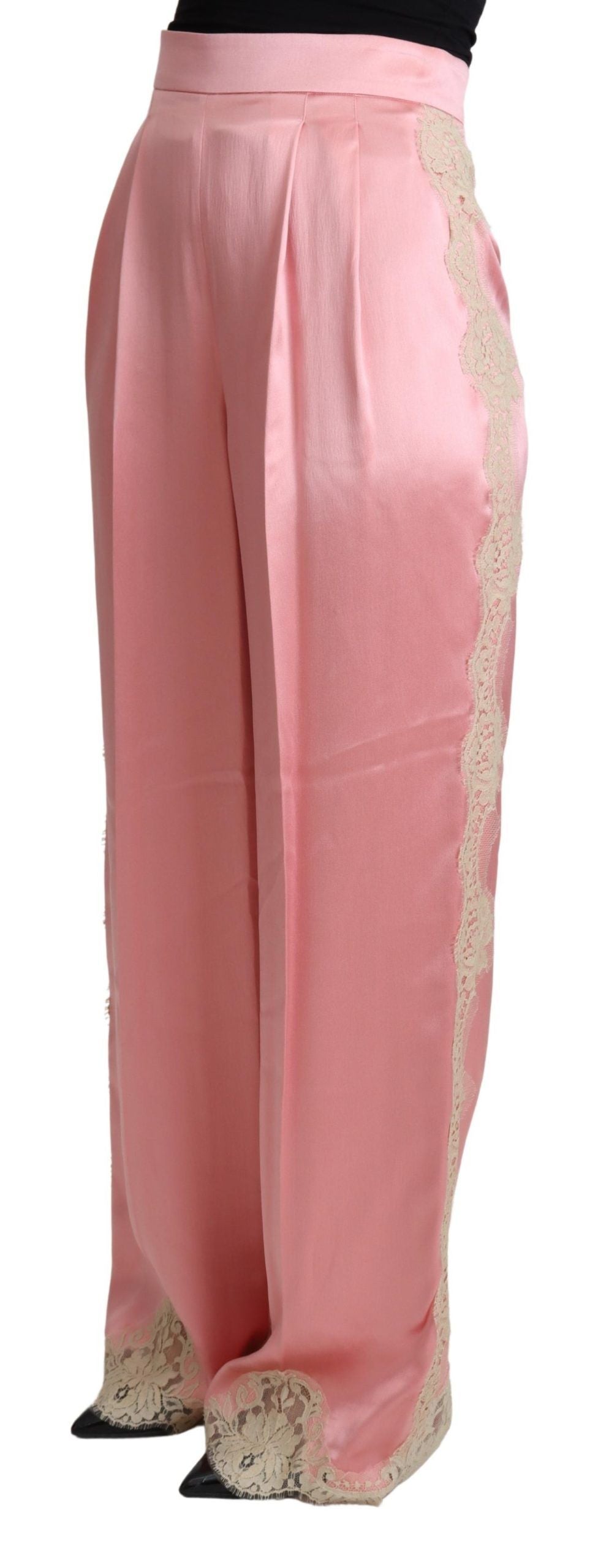 Rosa Hose aus Seidensatin mit weitem Bein und Spitzenbesatz