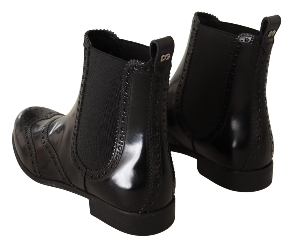 Schwarze, knöchelhohe, flache Stiefel aus Leder