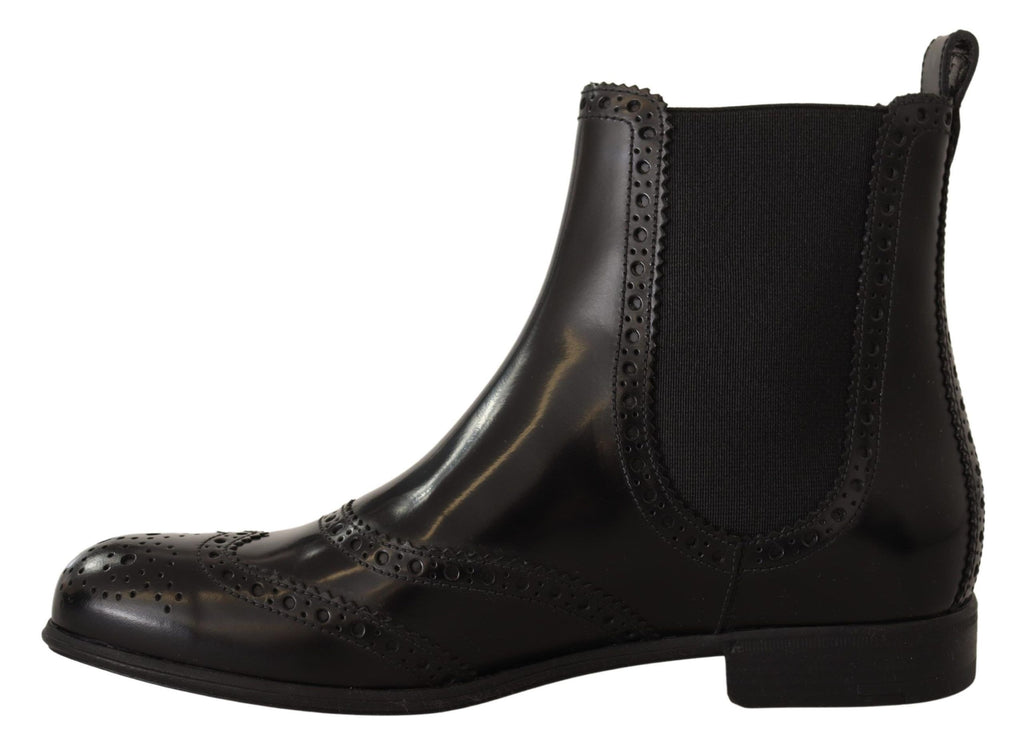 Schwarze, knöchelhohe, flache Stiefel aus Leder
