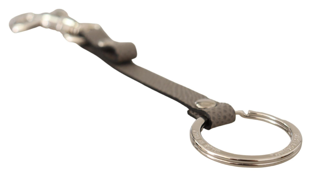 Schlüsselanhänger mit grauem strukturiertem Leder und silbernem Metallhaken