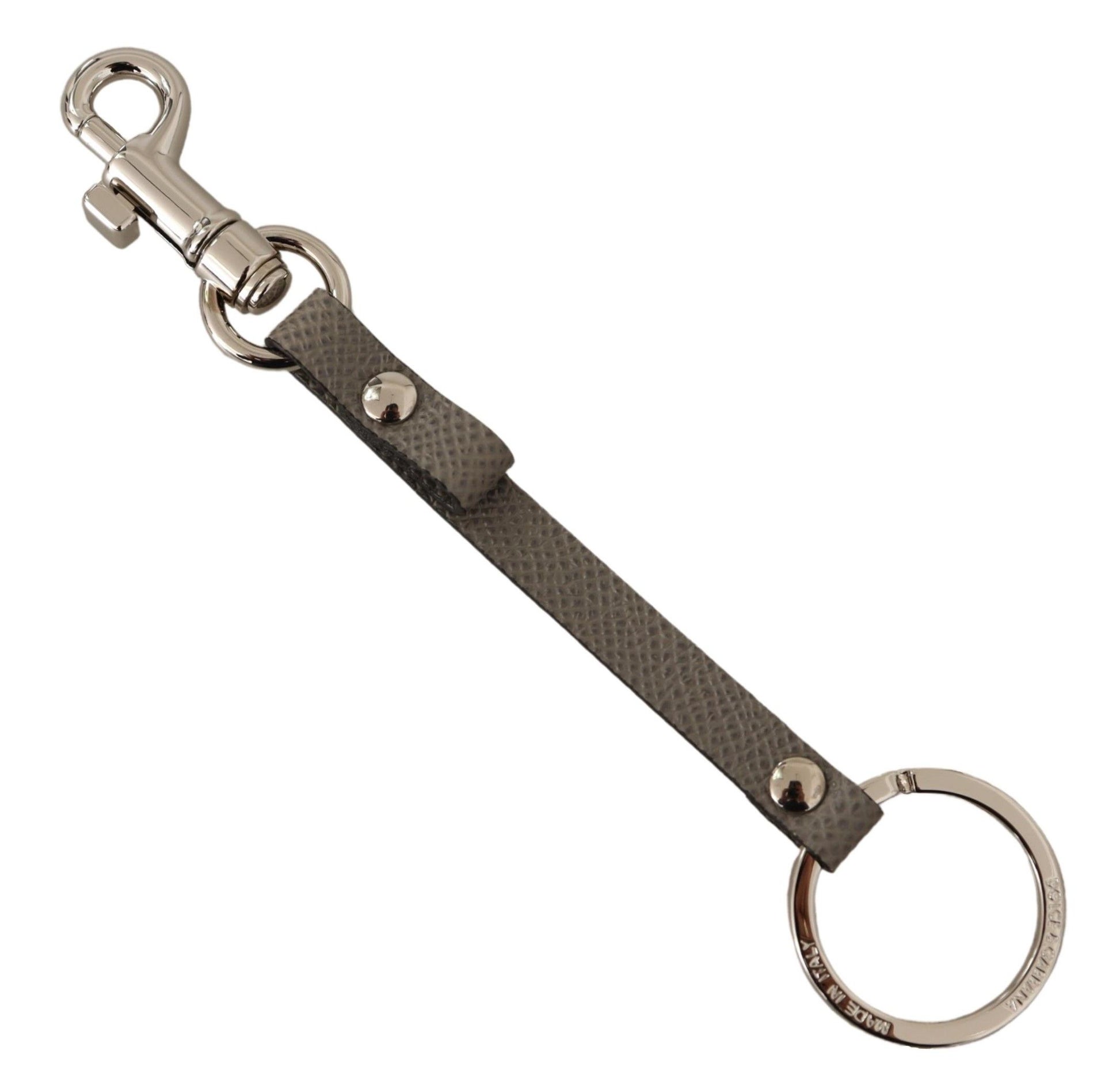 Schlüsselanhänger mit grauem strukturiertem Leder und silbernem Metallhaken