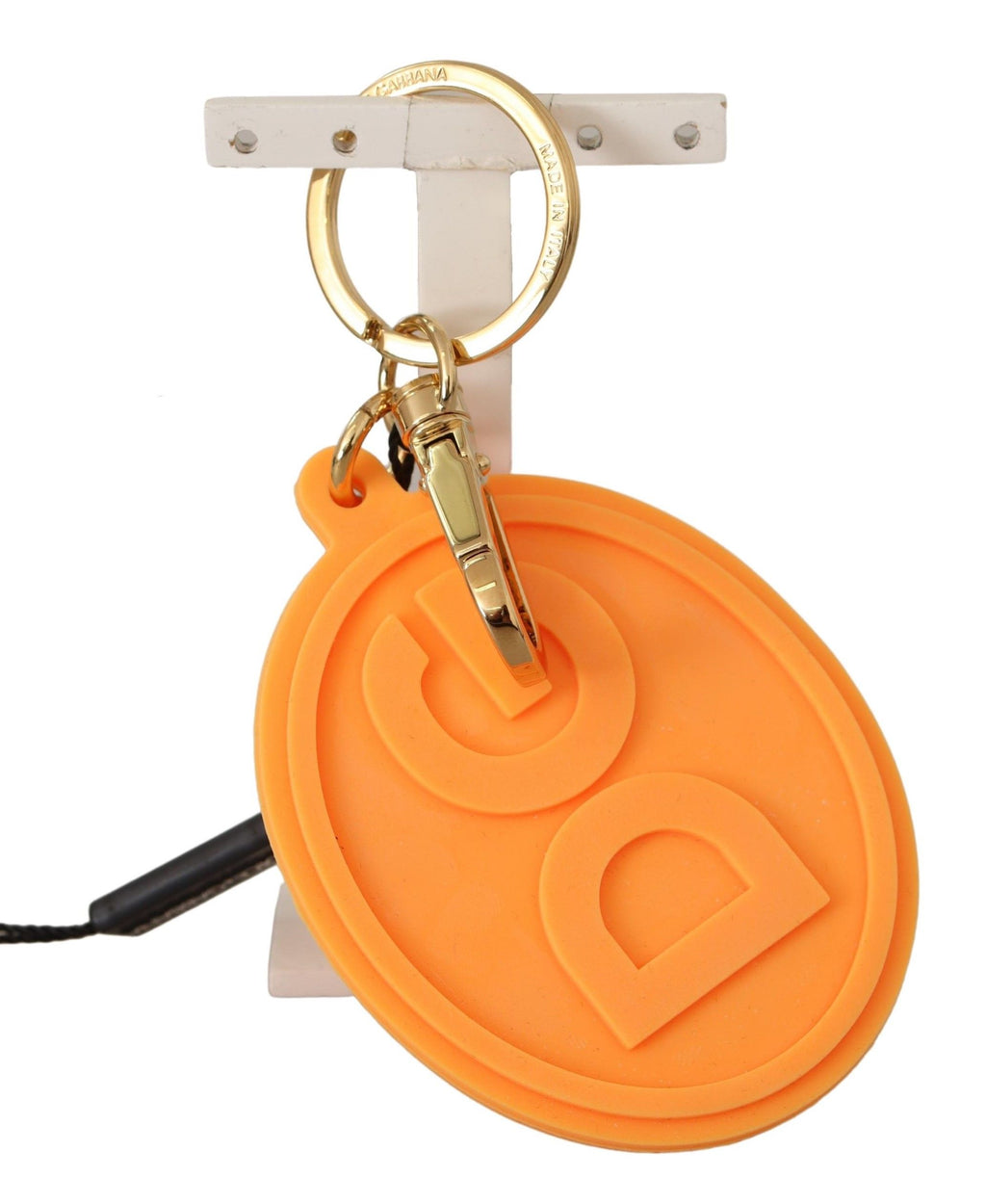 Orangefarbener Schlüsselanhänger mit DG-Logo aus Gummi und goldenem Messing