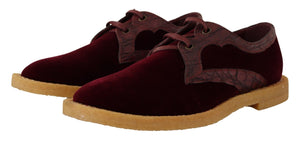 Bordeauxrote Samtschuhe aus exotischem Leder